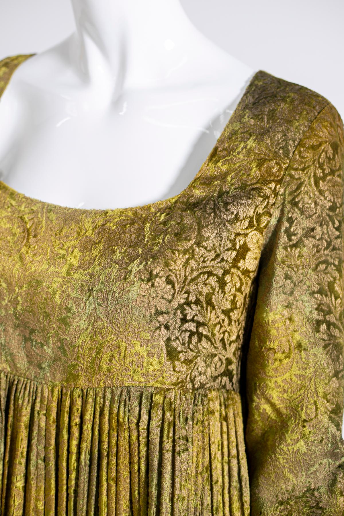 Wunderschönes Damensatin-Kleid von Alberta Ferretti, einem berühmten italienischen Designer. Das Kleid hat ein ganz besonderes und raffiniertes Design, einen tiefen Bootsausschnitt, lange Ärmel und einen Faltenrock, der bis knapp über die Knie