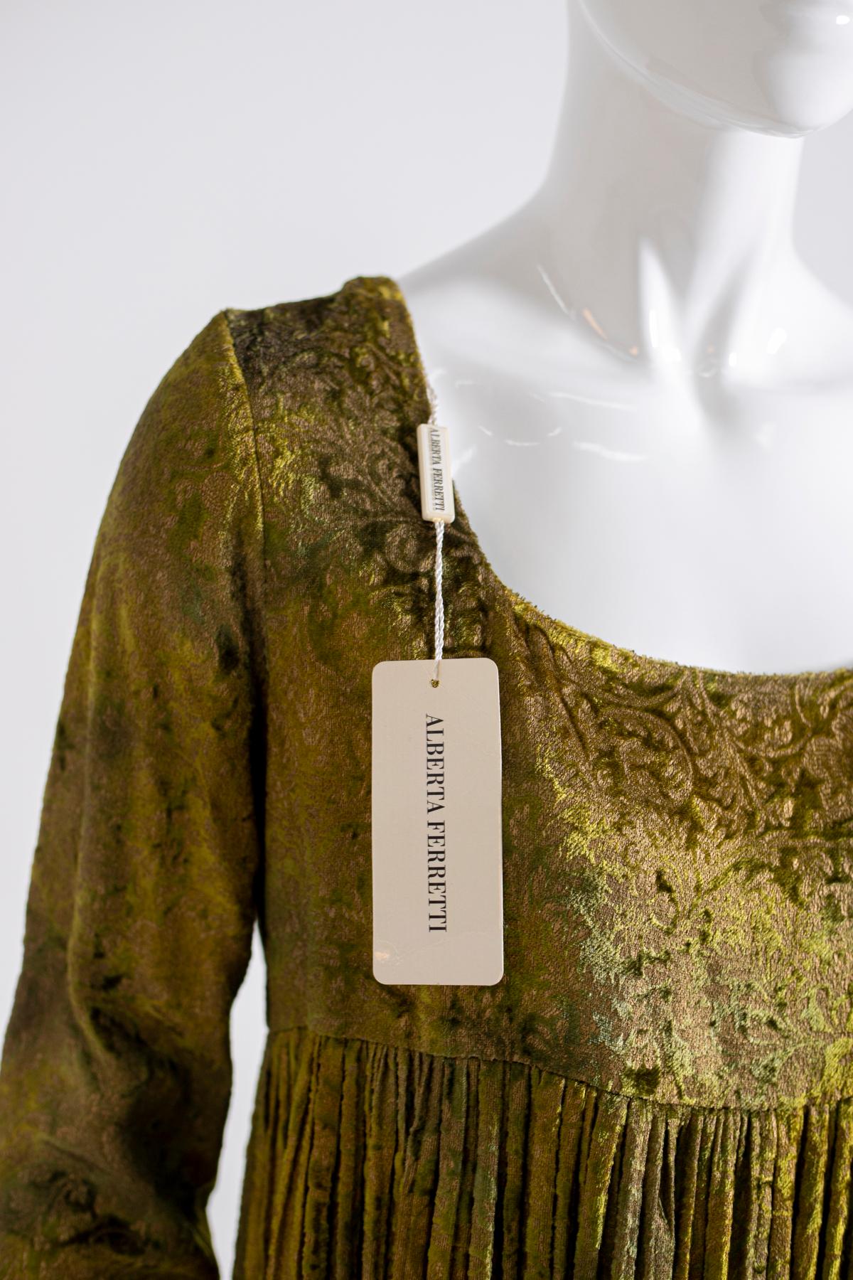 Langärmeliges Damenkleid aus olivgrünem Satin von Alberta Ferretti (Braun) im Angebot
