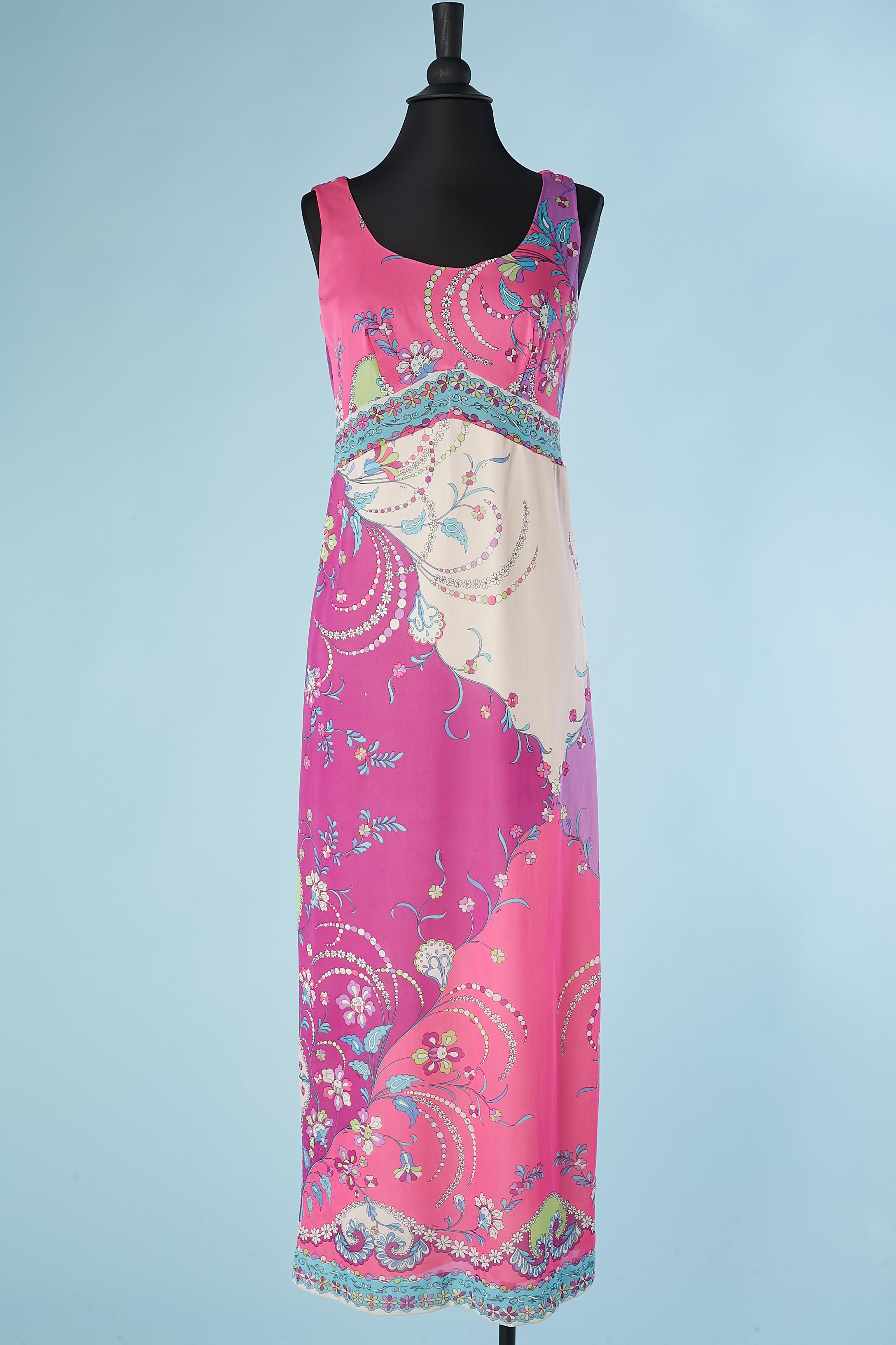 Long sleeveless printed jersey dress. Silk lining. Branded fabric: EPFR ( Emilio Pucci for Formfit Rodgers)
SIZE S
