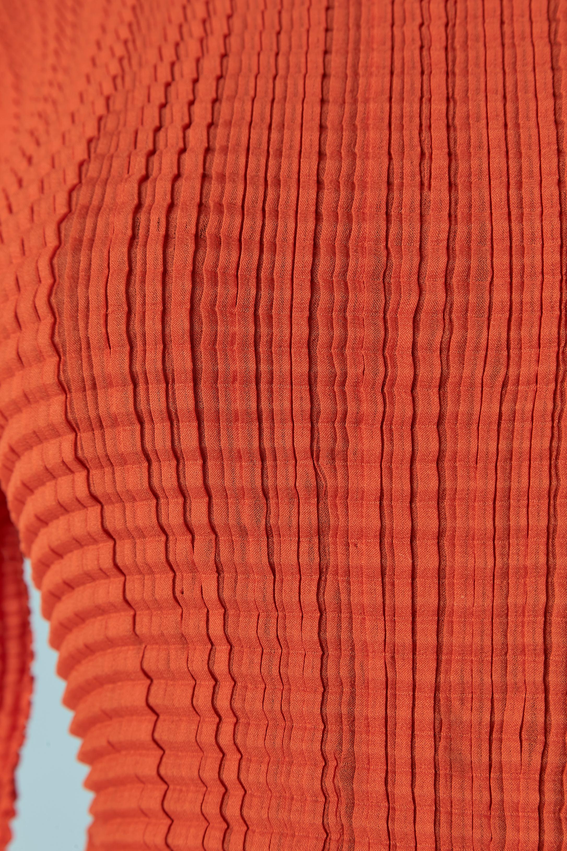 Rosso Top a maniche lunghe a pieghe Issey Miyake in vendita