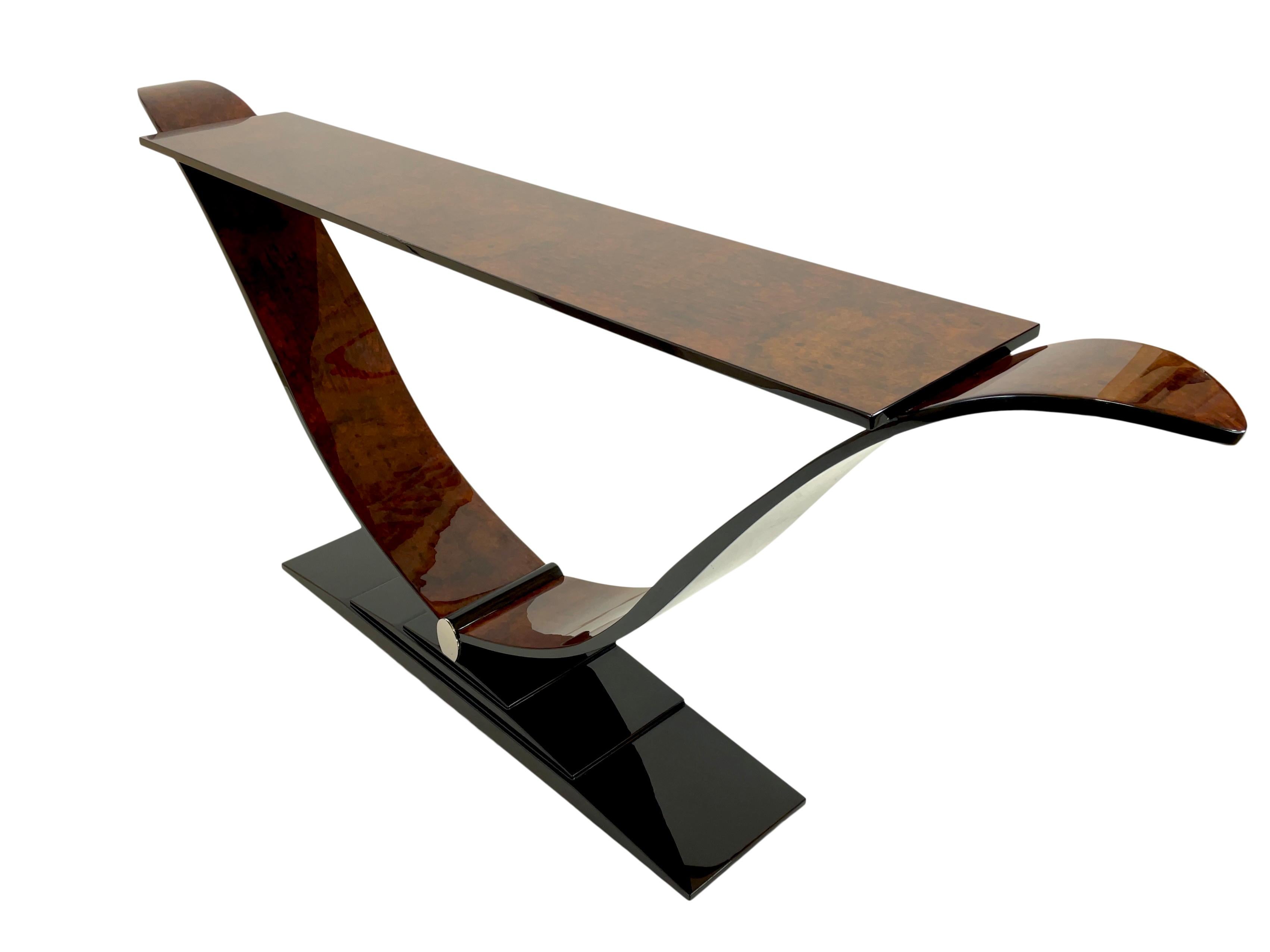 Langer schlanker Konsolentisch im Art-Déco-Stil aus Wurzelholz und schwarzem Klavierlack (Art déco) im Angebot