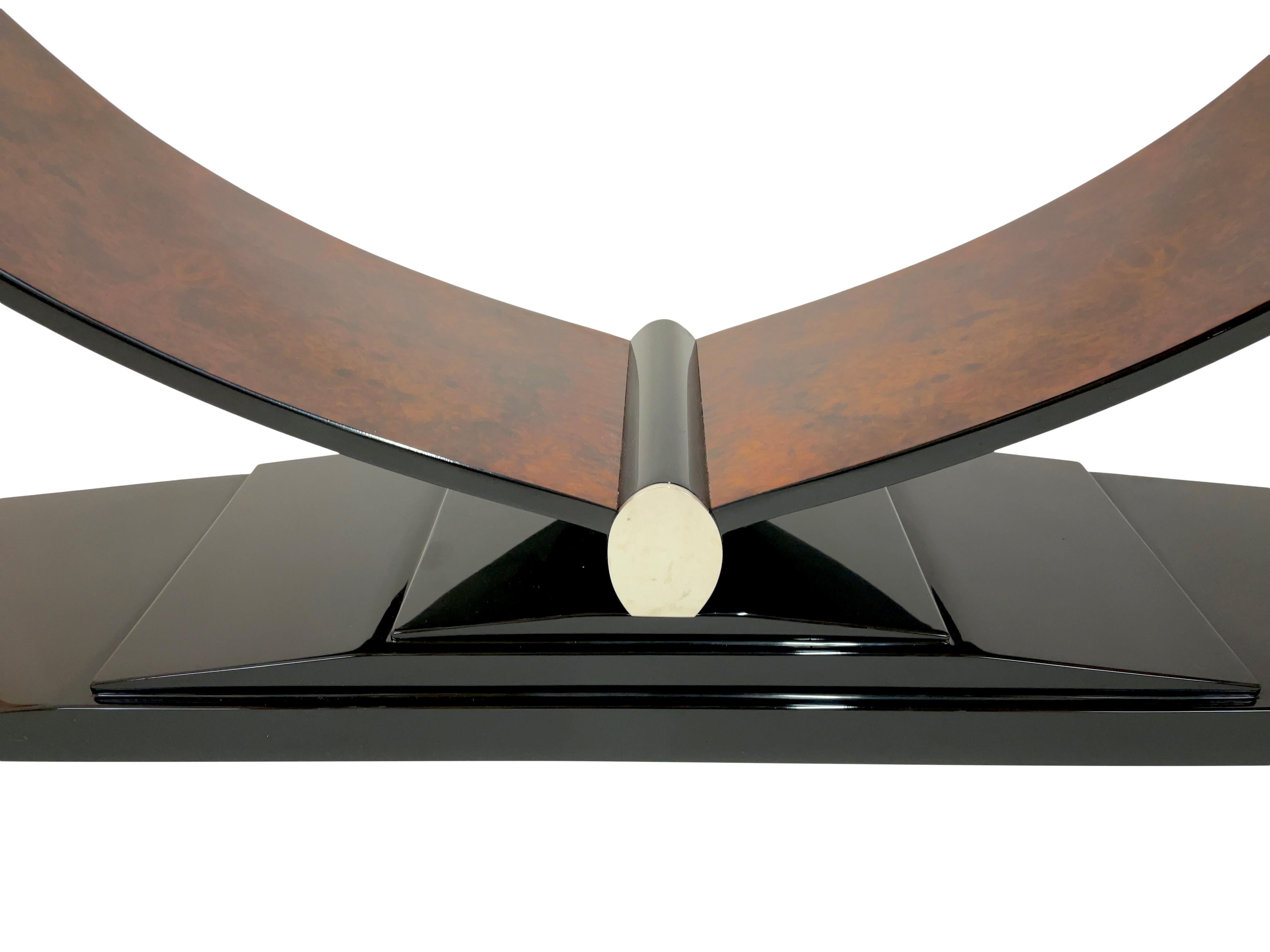 Langer schlanker Konsolentisch im Art-Déco-Stil aus Wurzelholz und schwarzem Klavierlack (Geschwärzt) im Angebot