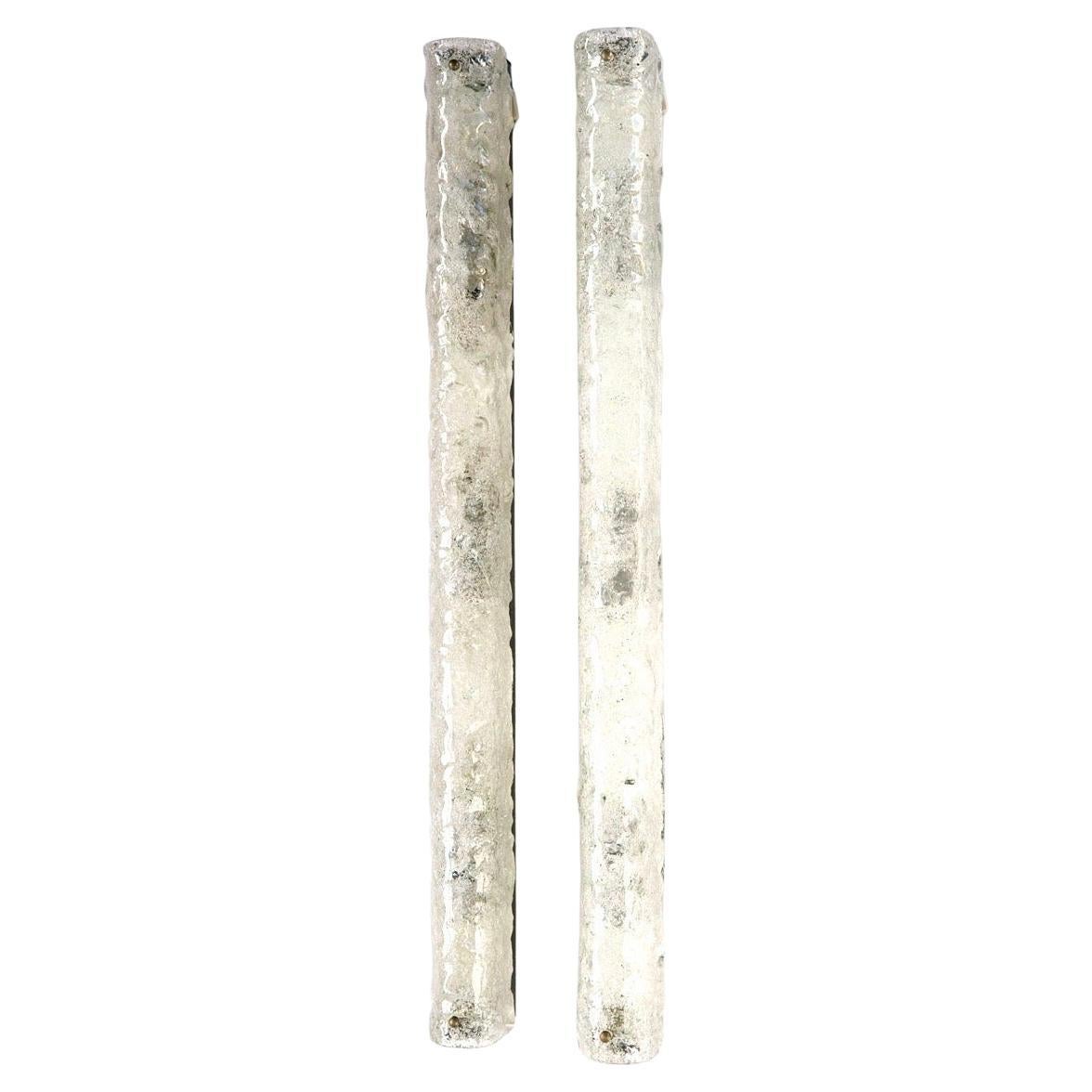 Longues et minces appliques Hillebrand, Allemagne, 1965 cadres en métal peint mat avec un abat-jour en verre avec de nombreuses petites bulles d'air qui donnent au verre une teinte blanche abat-jour en verre probablement en collaboration avec Kalmar