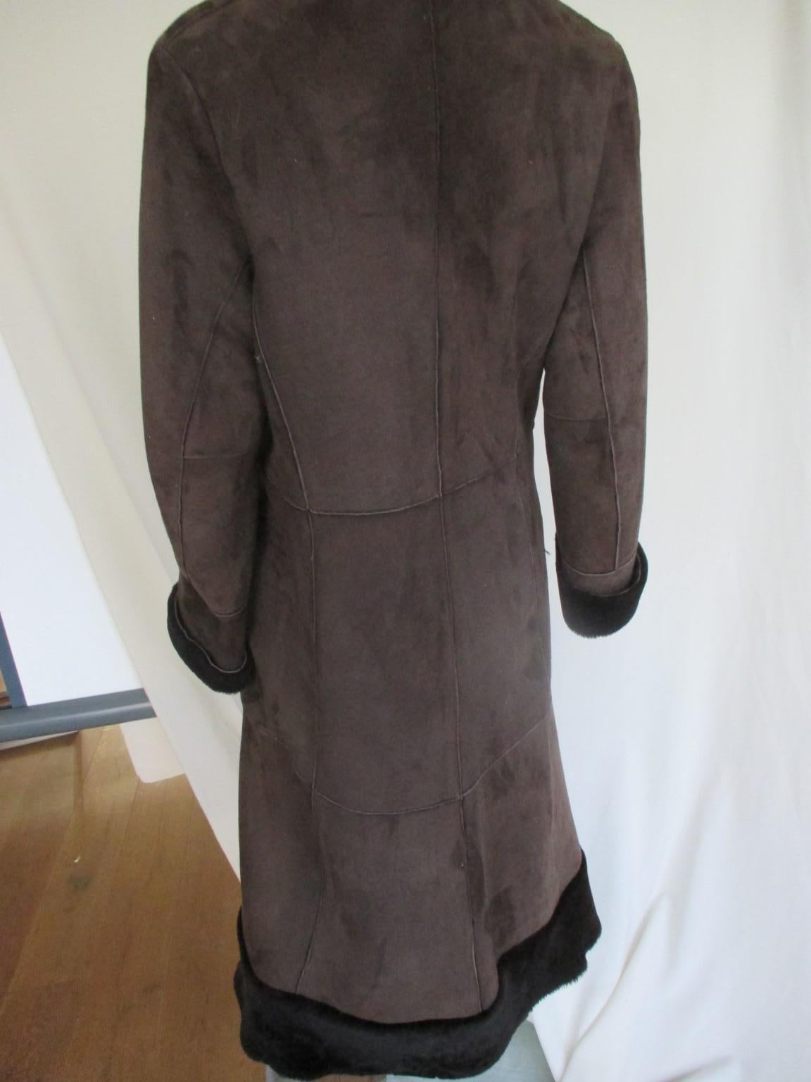 Langer Mantel aus weichem Lammfell und Lammfell (Schwarz) im Angebot