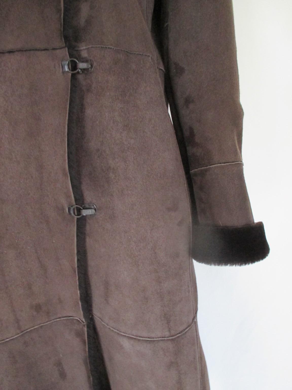 Langer Mantel aus weichem Lammfell und Lammfell für Damen oder Herren im Angebot