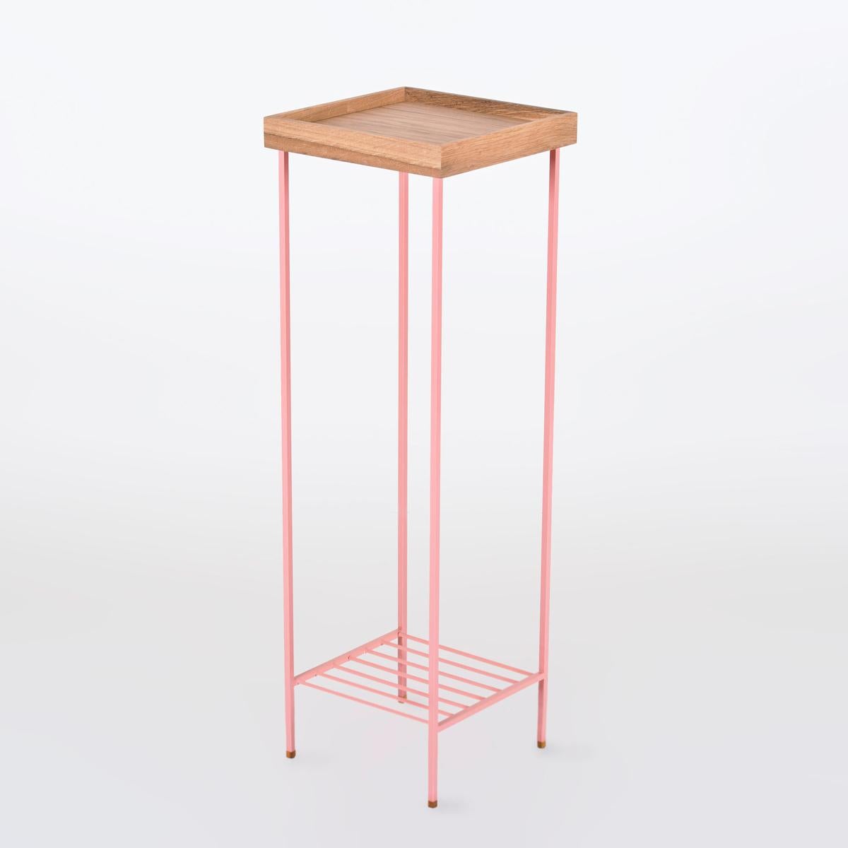 La table longue EDGE en chêne massif a été soigneusement conçue par les designers d'Ananas et méticuleusement fabriquée à la main par des ébénistes qualifiés pour un usage polyvalent. Cette table moderne en chêne, fabriquée à la main, s'intègre