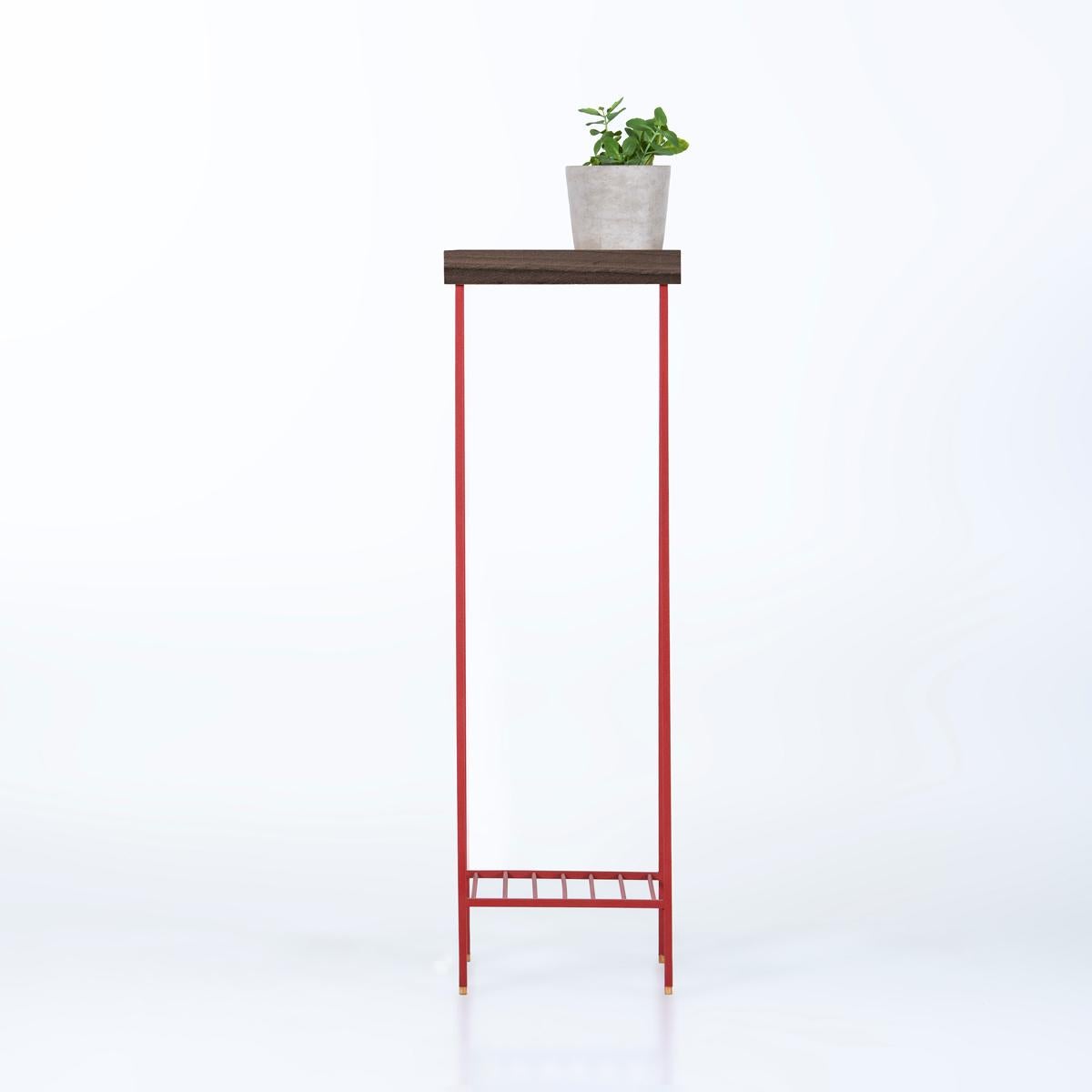La table longue EDGE en chêne massif a été soigneusement conçue par les designers d'Ananas et méticuleusement fabriquée à la main par des ébénistes qualifiés pour un usage polyvalent. Cette table moderne en chêne, fabriquée à la main, s'intègre