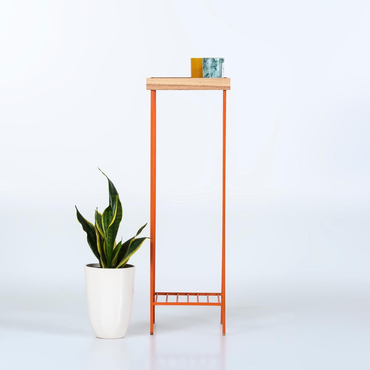 Longue table d'appoint / Plant Stand en Wood Wood Wood - Série EDGE, avec pieds en métal coloré Neuf - En vente à İzmir, İzmir