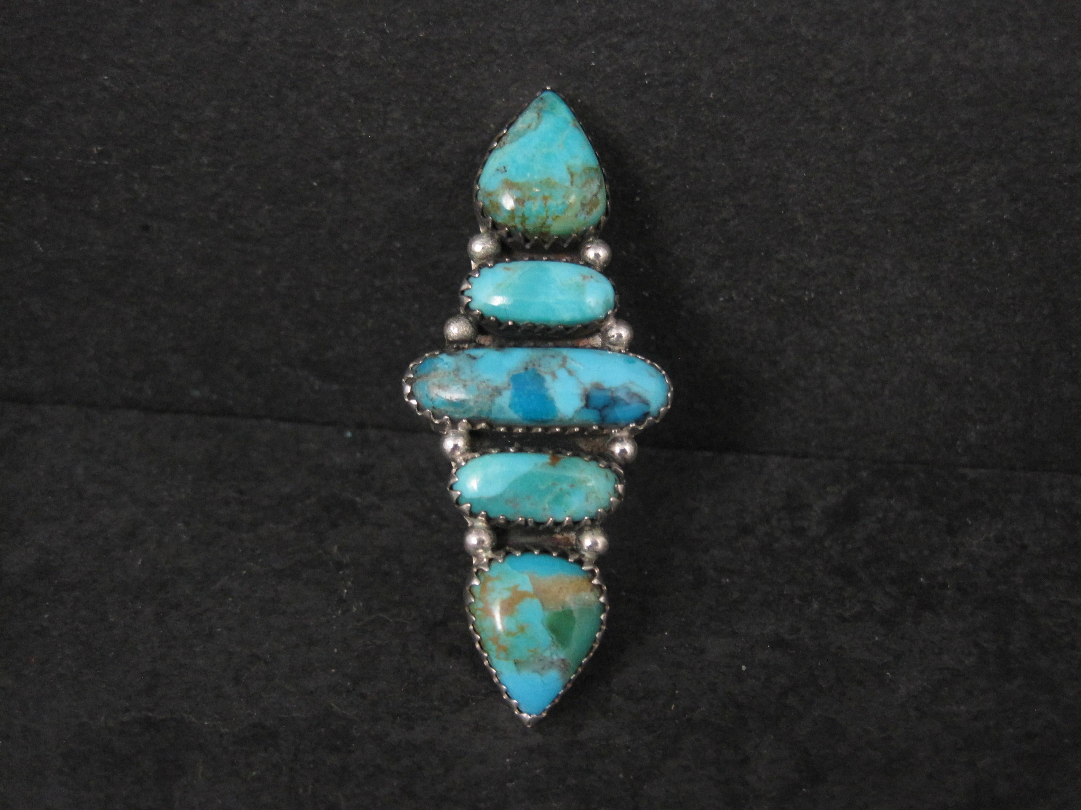 Cette magnifique bague est en argent sterling avec 5 pierres précieuses turquoises authentiques.
La face de cette bague mesure 2 1/8 pouces du nord au sud.
Taille 7
Marques : 925
Condit : Nouveau
