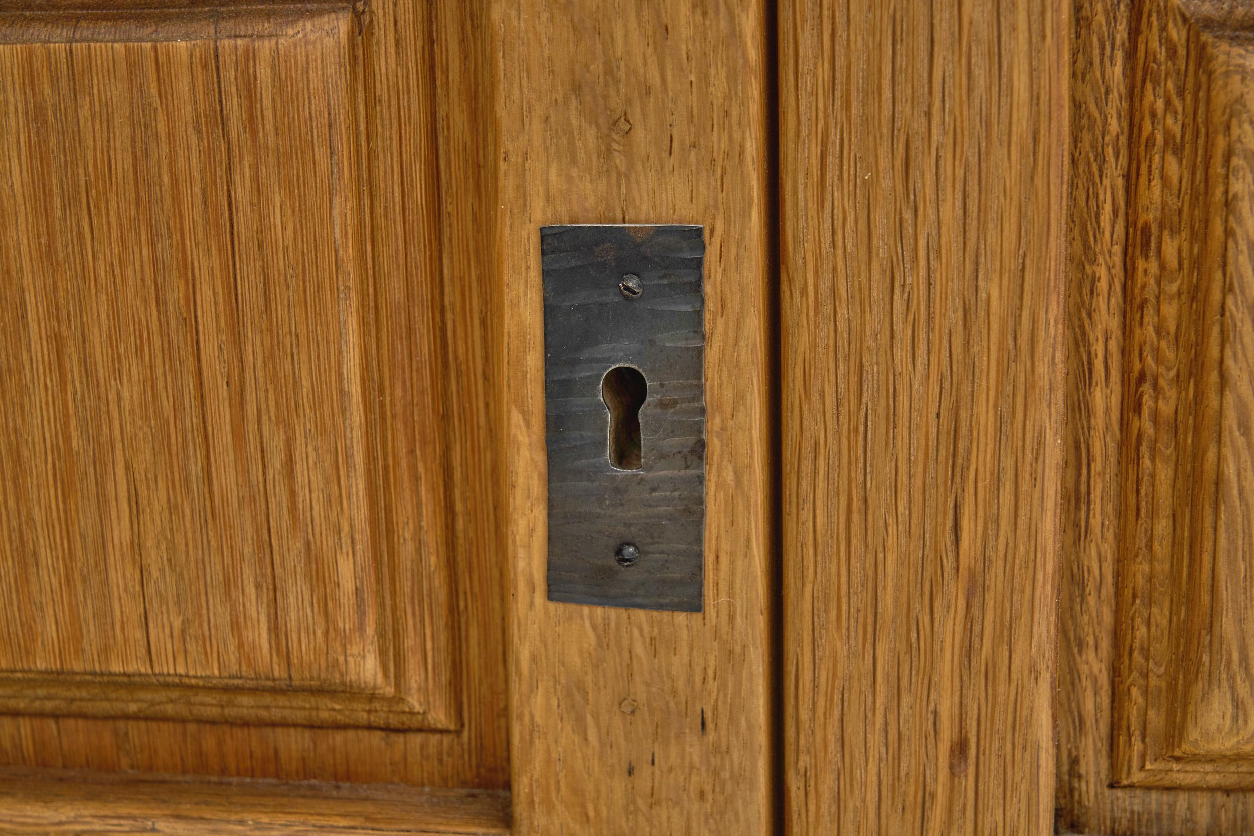 Langes spanisches brutalistisches Paneelschrank aus Eiche, Spanien 1960er Jahre im Angebot 3