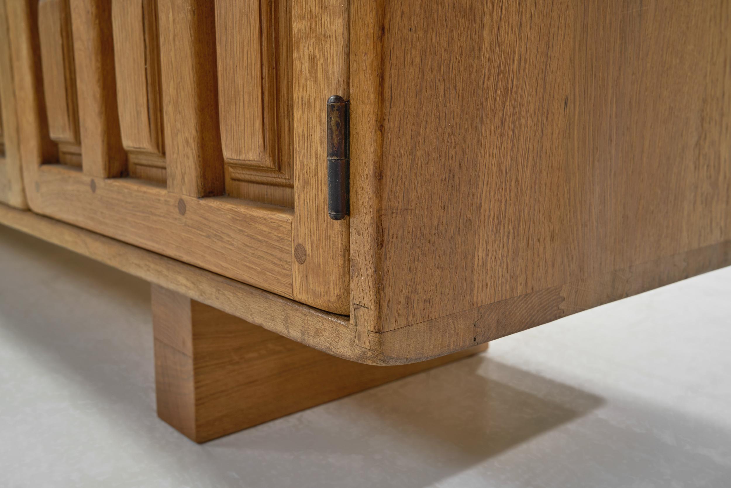 Langes spanisches brutalistisches Paneelschrank aus Eiche, Spanien 1960er Jahre im Angebot 11