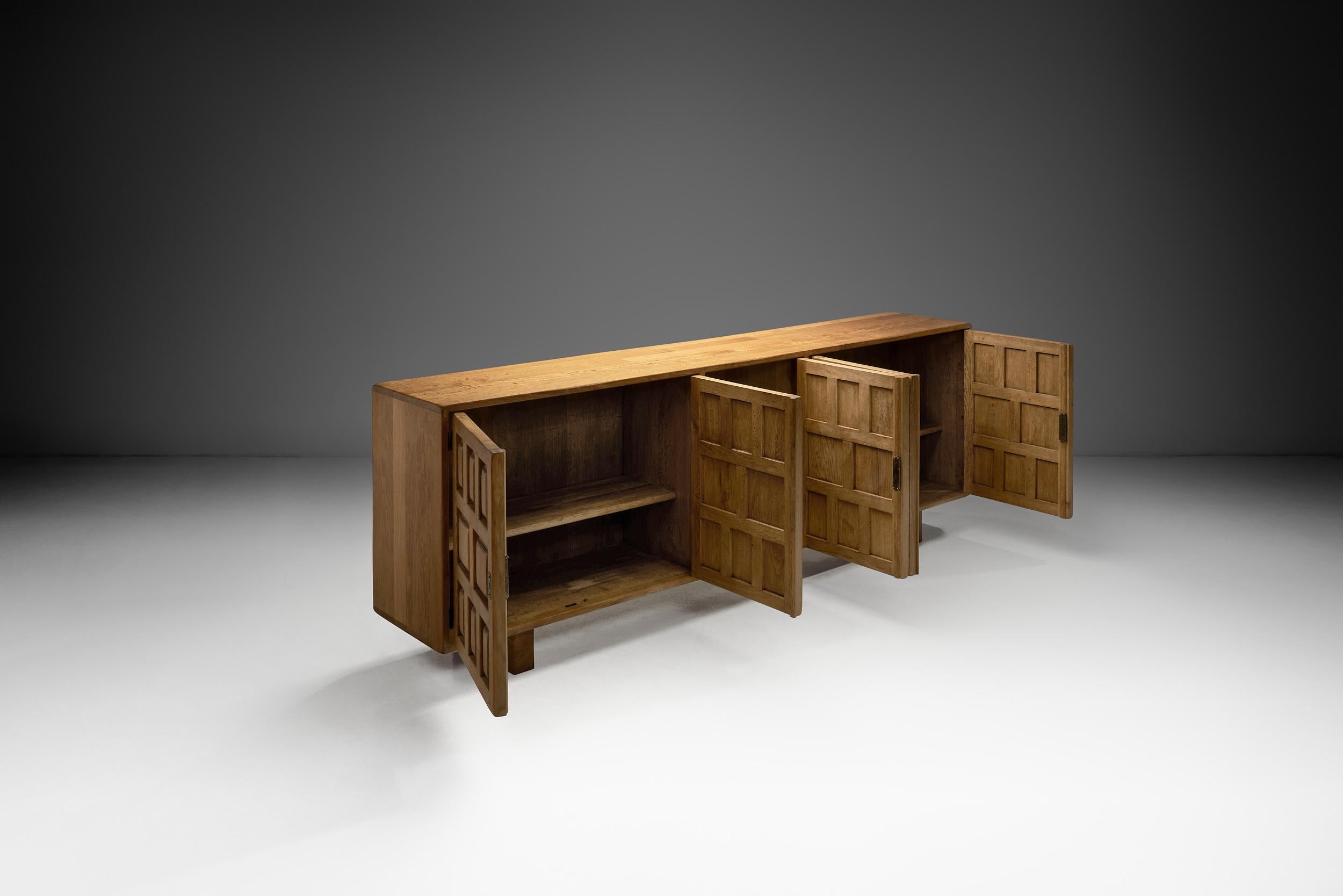 Langes spanisches brutalistisches Paneelschrank aus Eiche, Spanien 1960er Jahre (Brutalismus) im Angebot