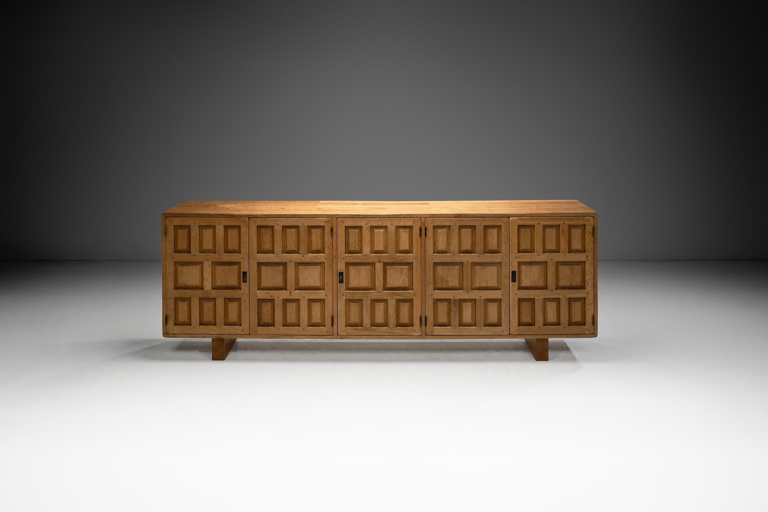 Langes spanisches brutalistisches Paneelschrank aus Eiche, Spanien 1960er Jahre (Spanisch) im Angebot