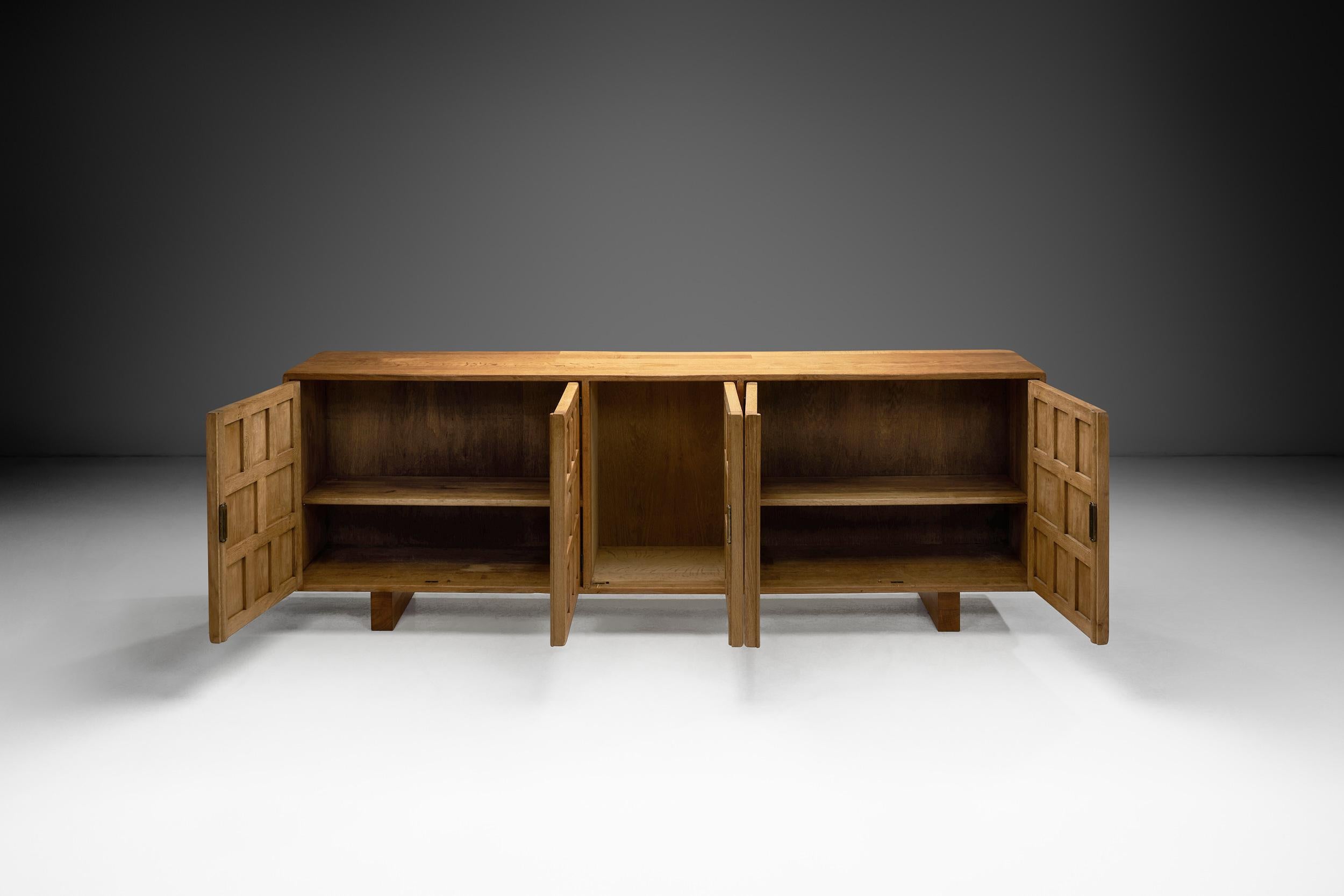 Langes spanisches brutalistisches Paneelschrank aus Eiche, Spanien 1960er Jahre im Zustand „Gut“ im Angebot in Utrecht, NL