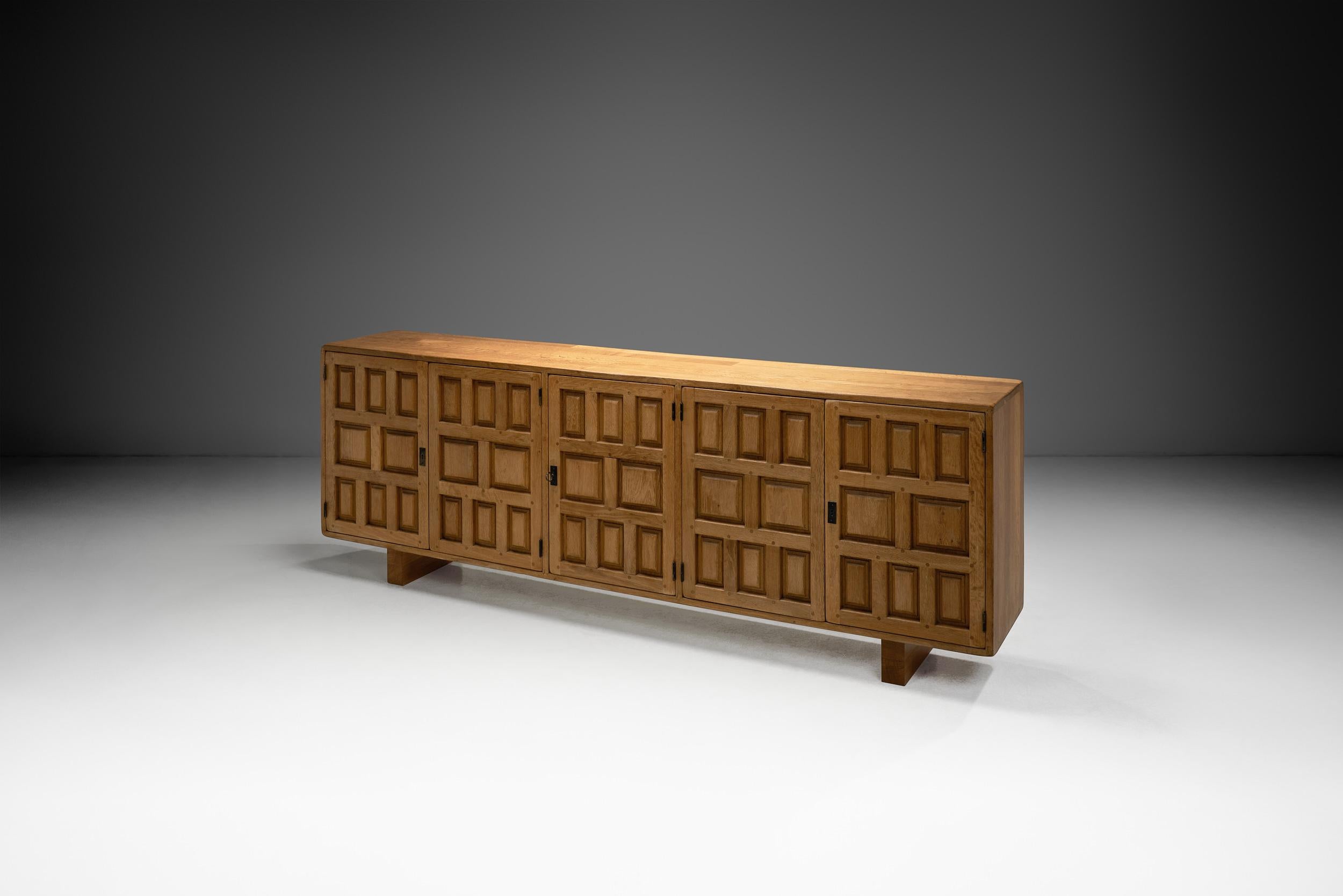 Langes spanisches brutalistisches Paneelschrank aus Eiche, Spanien 1960er Jahre (Mitte des 20. Jahrhunderts) im Angebot