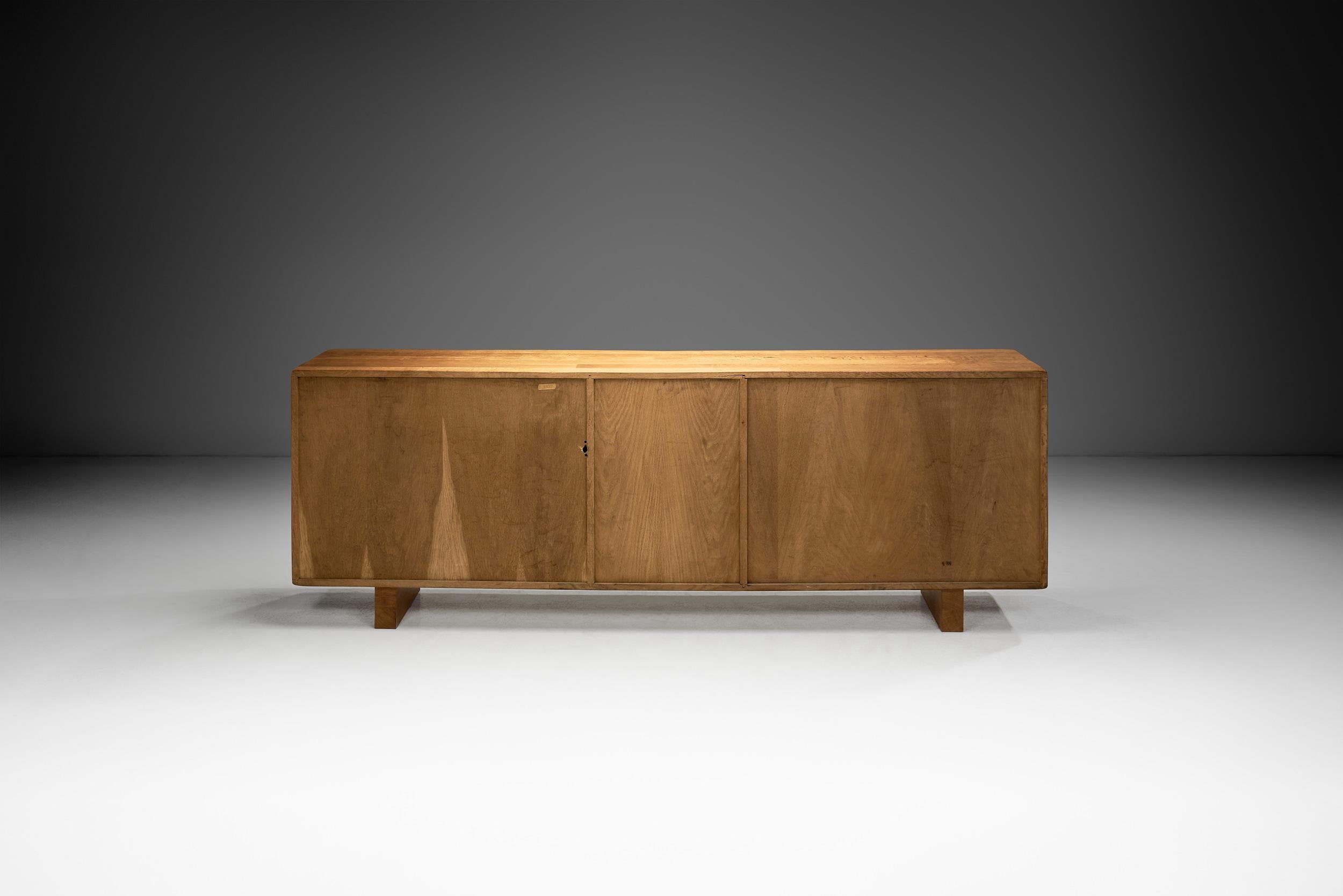 Langes spanisches brutalistisches Paneelschrank aus Eiche, Spanien 1960er Jahre (Eichenholz) im Angebot