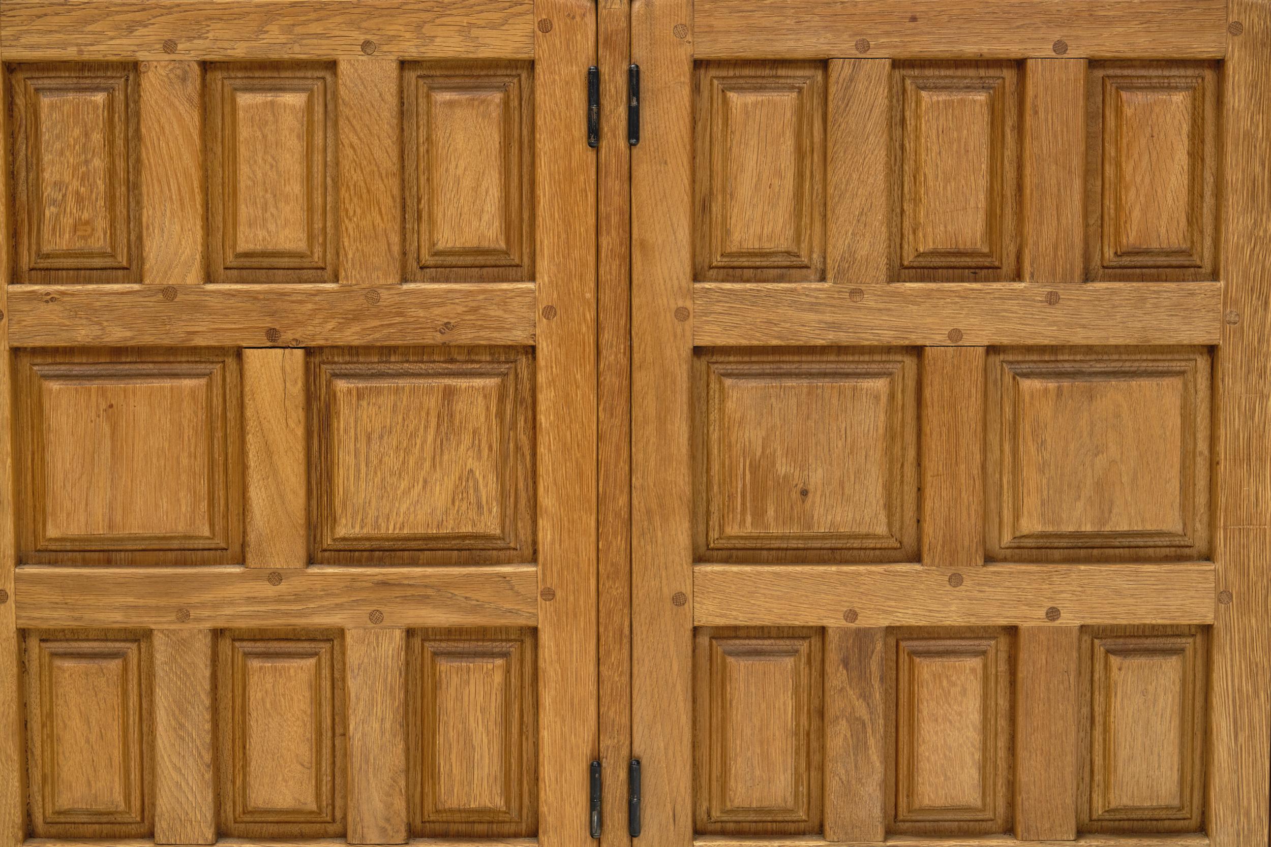 Langes spanisches brutalistisches Paneelschrank aus Eiche, Spanien 1960er Jahre im Angebot 1