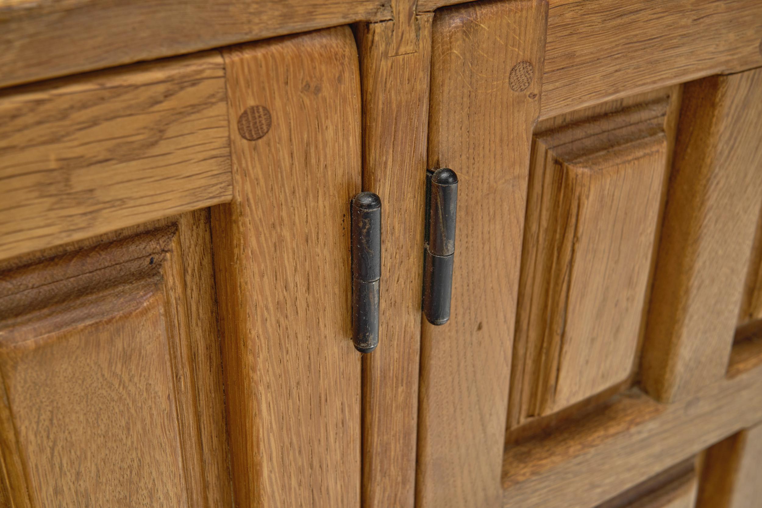 Langes spanisches brutalistisches Paneelschrank aus Eiche, Spanien 1960er Jahre im Angebot 2