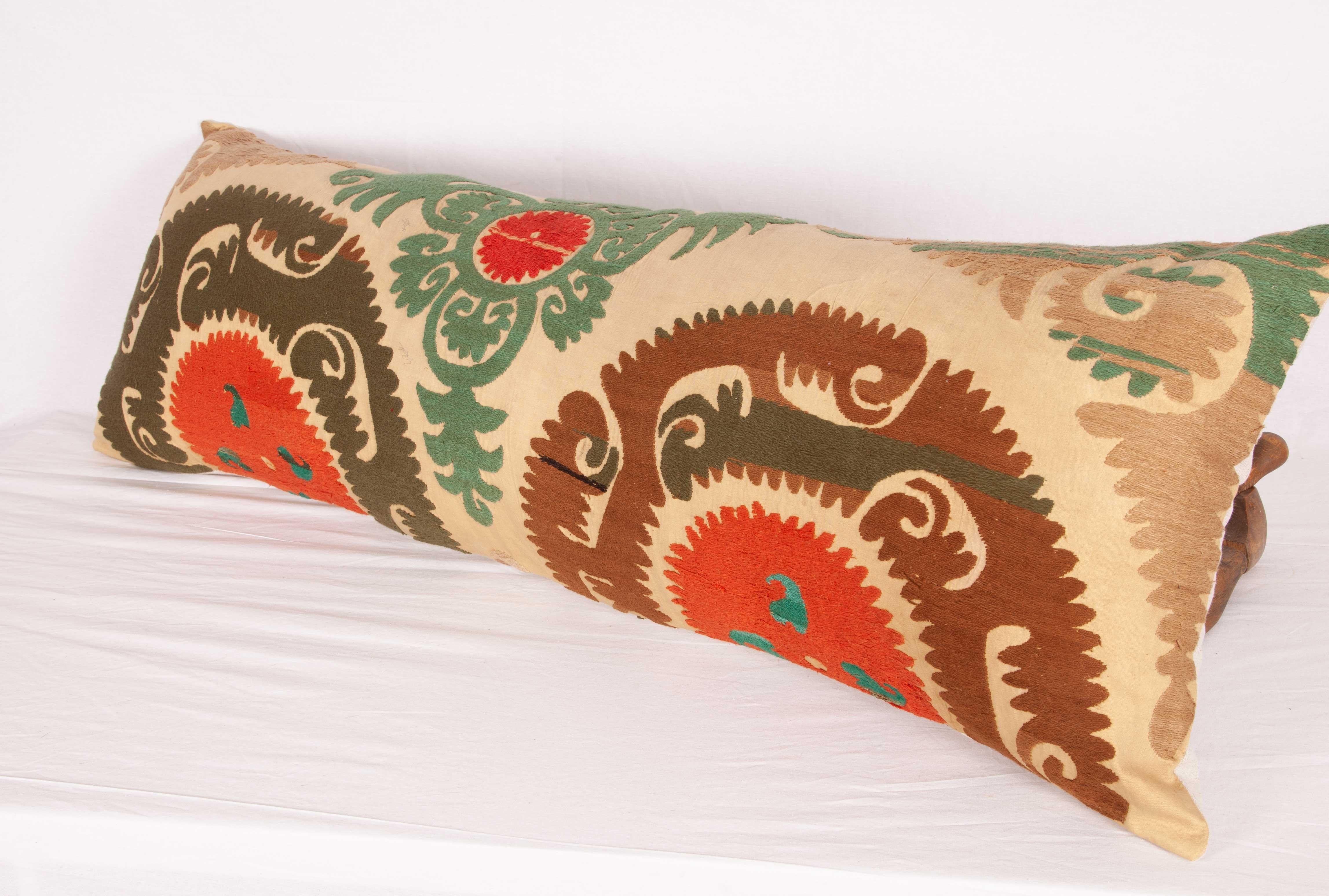 Coton Long coffret d'oreiller Suzani vintage façonné à partir d'une Suzani ouzbeke, années 1960 en vente