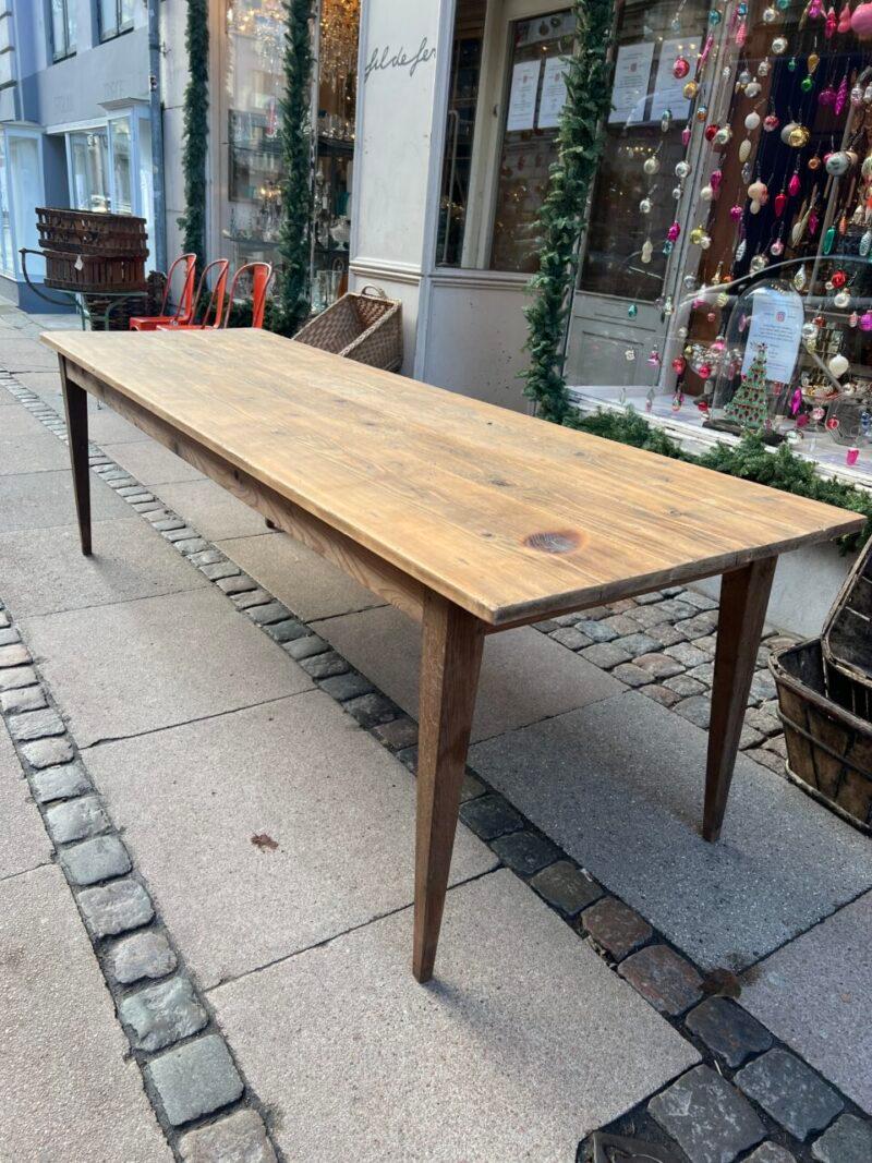 Belle et rustique table de salle à manger du sud de la France, qui dégage une merveilleuse ambiance française.

Datant de la fin des années 1890-1900, cette pièce présente un design simple et solide, avec un large plateau en bois très recherché et