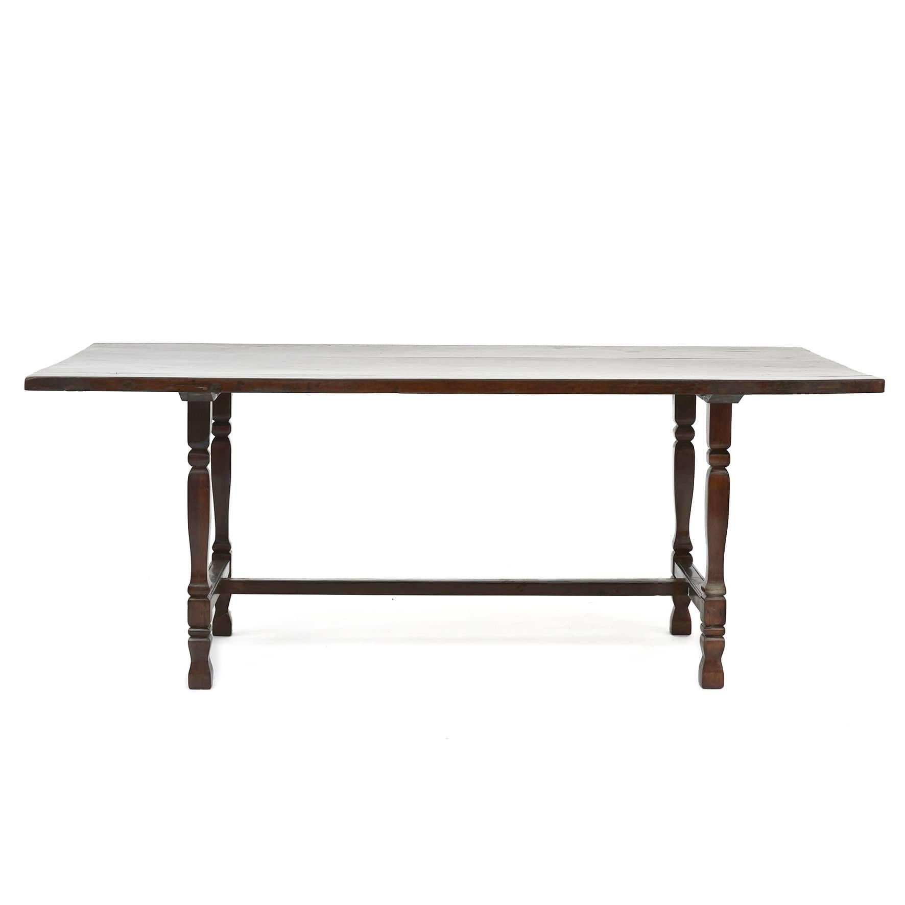 Langer Tisch aus Narra-Holz.
Holz mit einer schönen Maserung.
Die Tischplatte ist aus einem Stück Holz.

Von den Philippinen 1860 - 1880.
Der Nationalbaum der Philippinen ist heute geschützt.

Die Philippinen waren von 1565 bis 1898 eine spanische