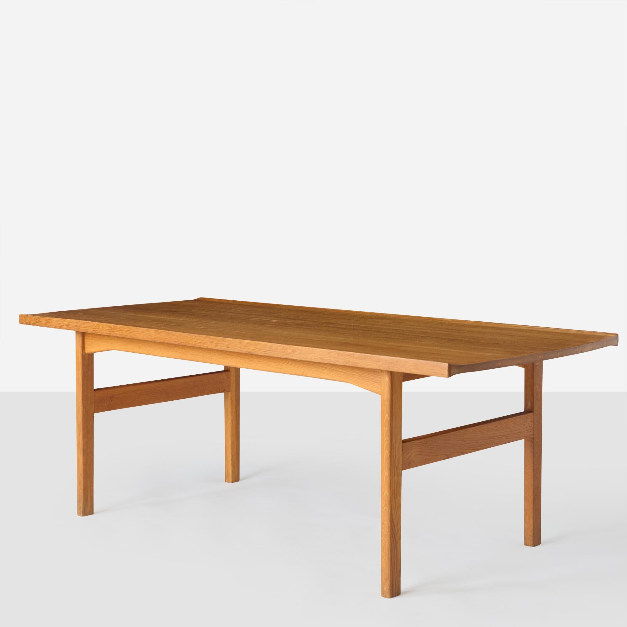 Table basse en teck massif avec des bords retournés sur toute la longueur de la table par Tove & Edvard Kindt-Larsen. Fabriqué et marqué pour AB Seffle Furniture.