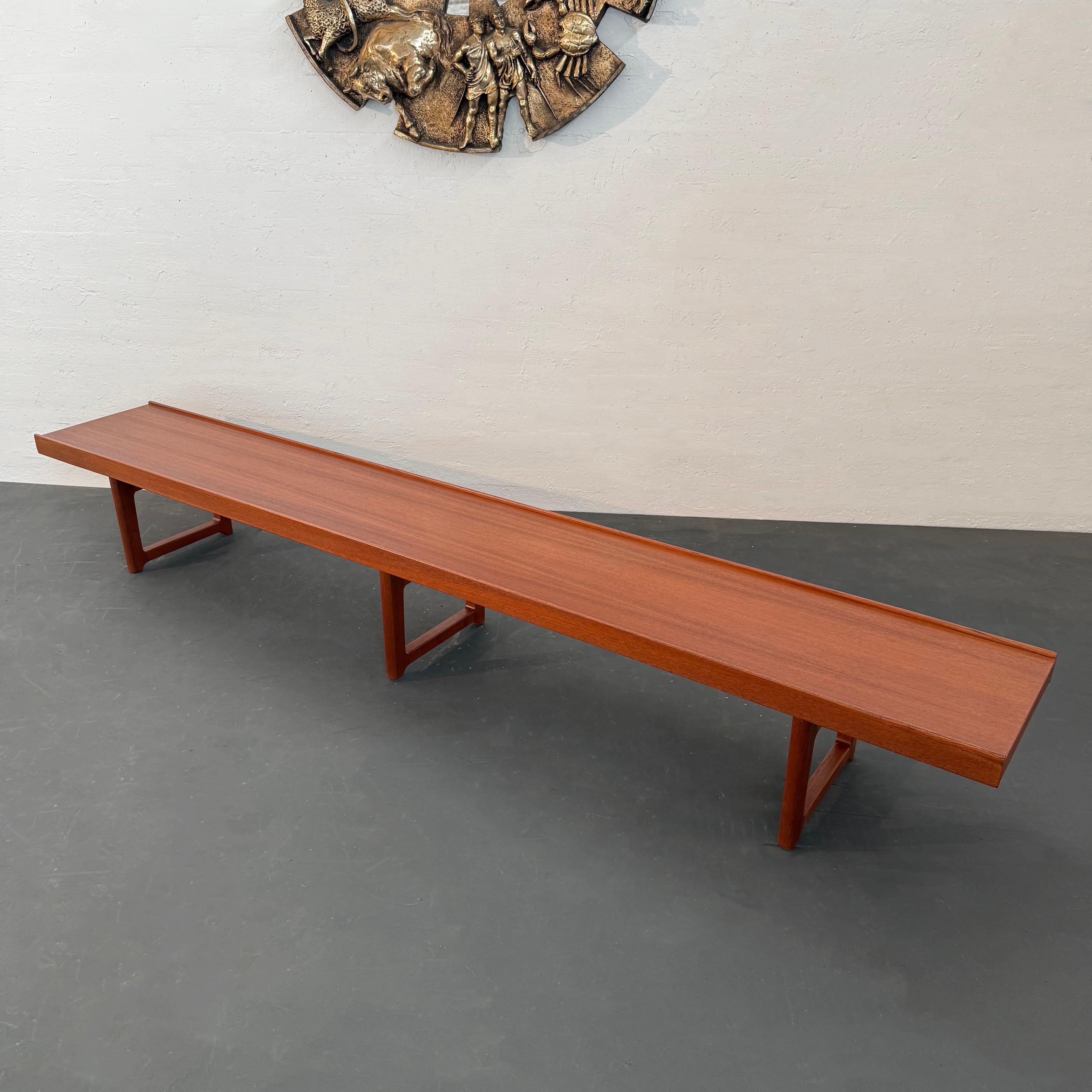Cette table/banc extra-longue en teck massif 