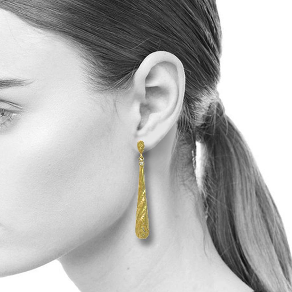 These amazing Long Tear Drop Earrings accentuate the texture of K.Mita’s Sand Dune Collection. Carved in wax and burnished by hand, the elongated 62 x 9mm earrings are made from 18k Yellow Gold and 0.25ct Diamonds (total weight) to add sparkle on