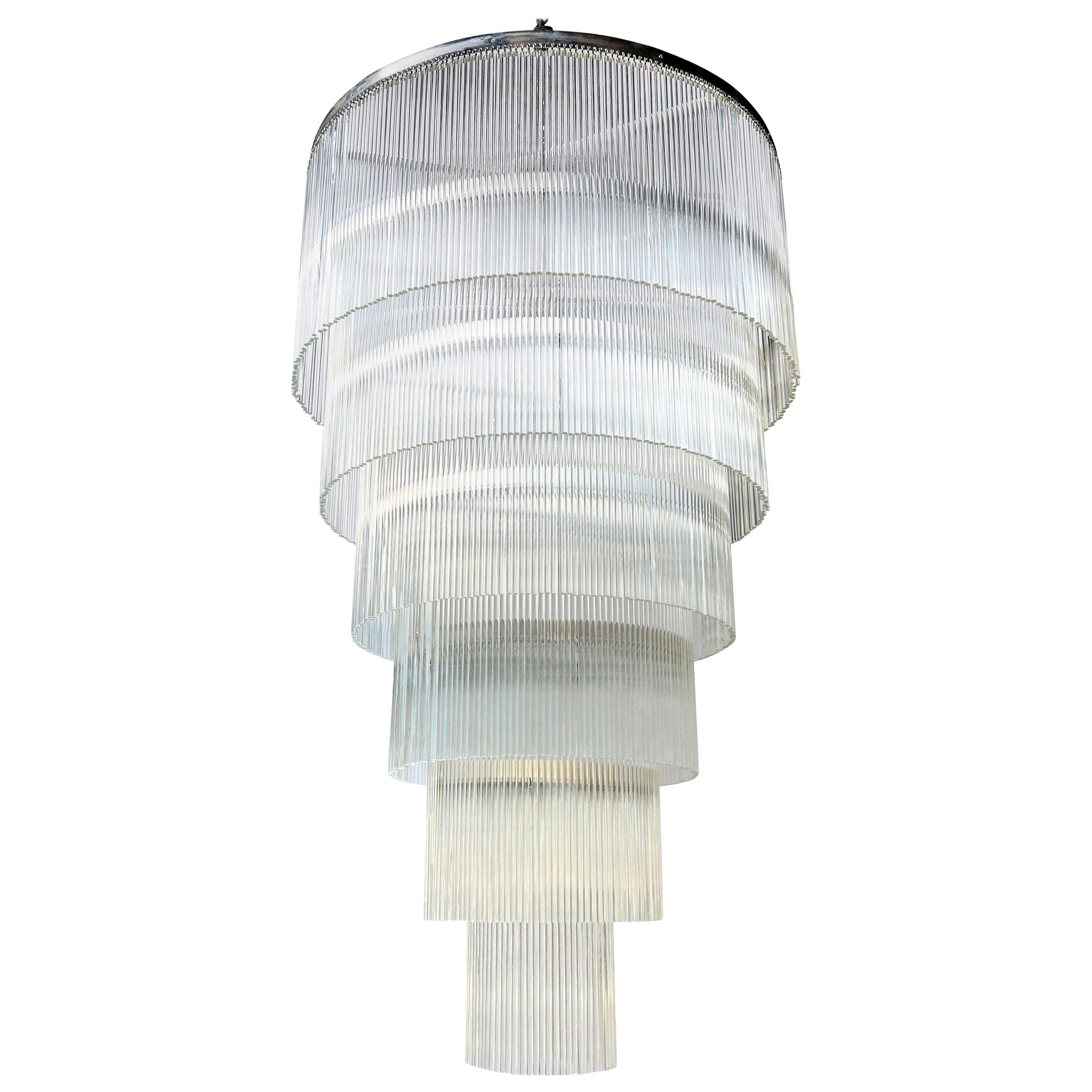 Lustre à longues tiges de verre avec cadre chromé en vente