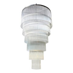 Lustre à longues tiges de verre avec cadre chromé