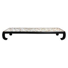 Table basse longue de style asiatique à plateau en carreaux