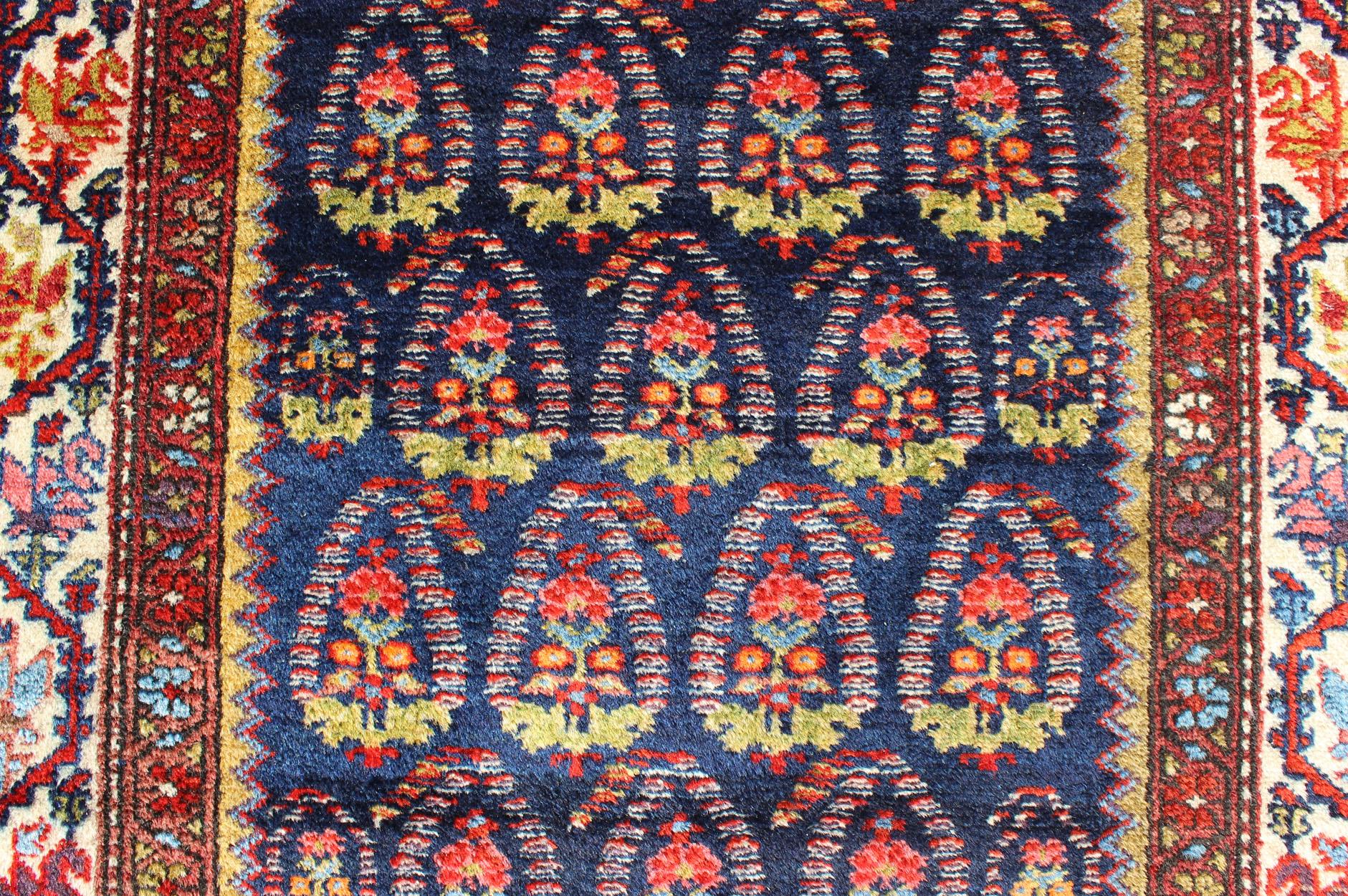 Long tapis de couloir tribal persan ancien Malayer bleu, rouge, vert, ivoire en vente 3
