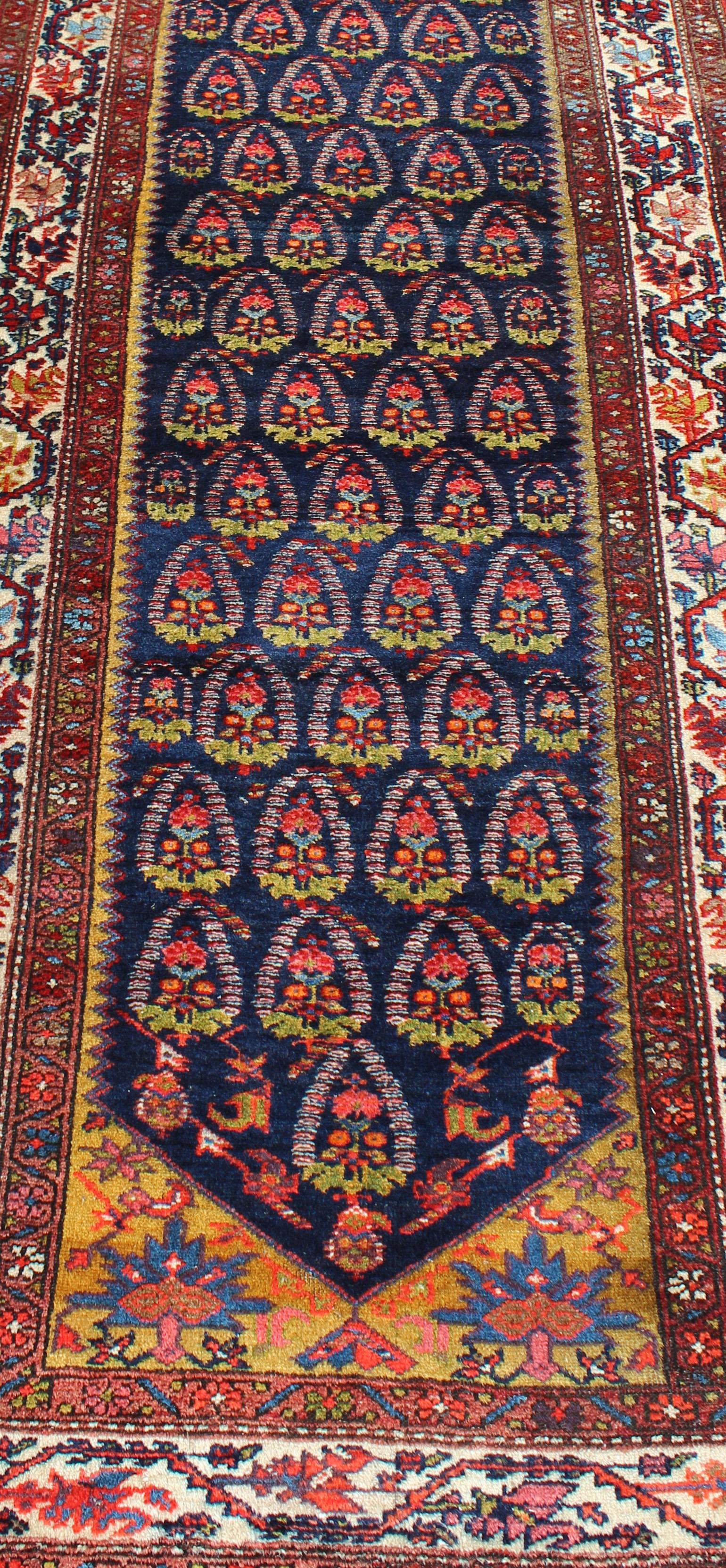 Début du 20ème siècle Long tapis de couloir tribal persan ancien Malayer bleu, rouge, vert, ivoire en vente