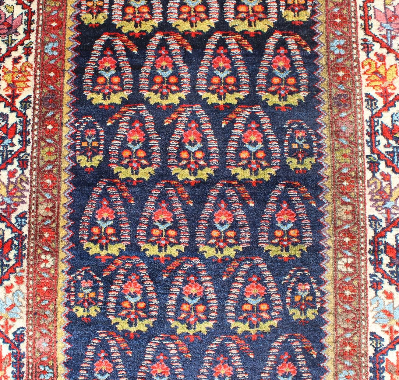 Laine Long tapis de couloir tribal persan ancien Malayer bleu, rouge, vert, ivoire en vente