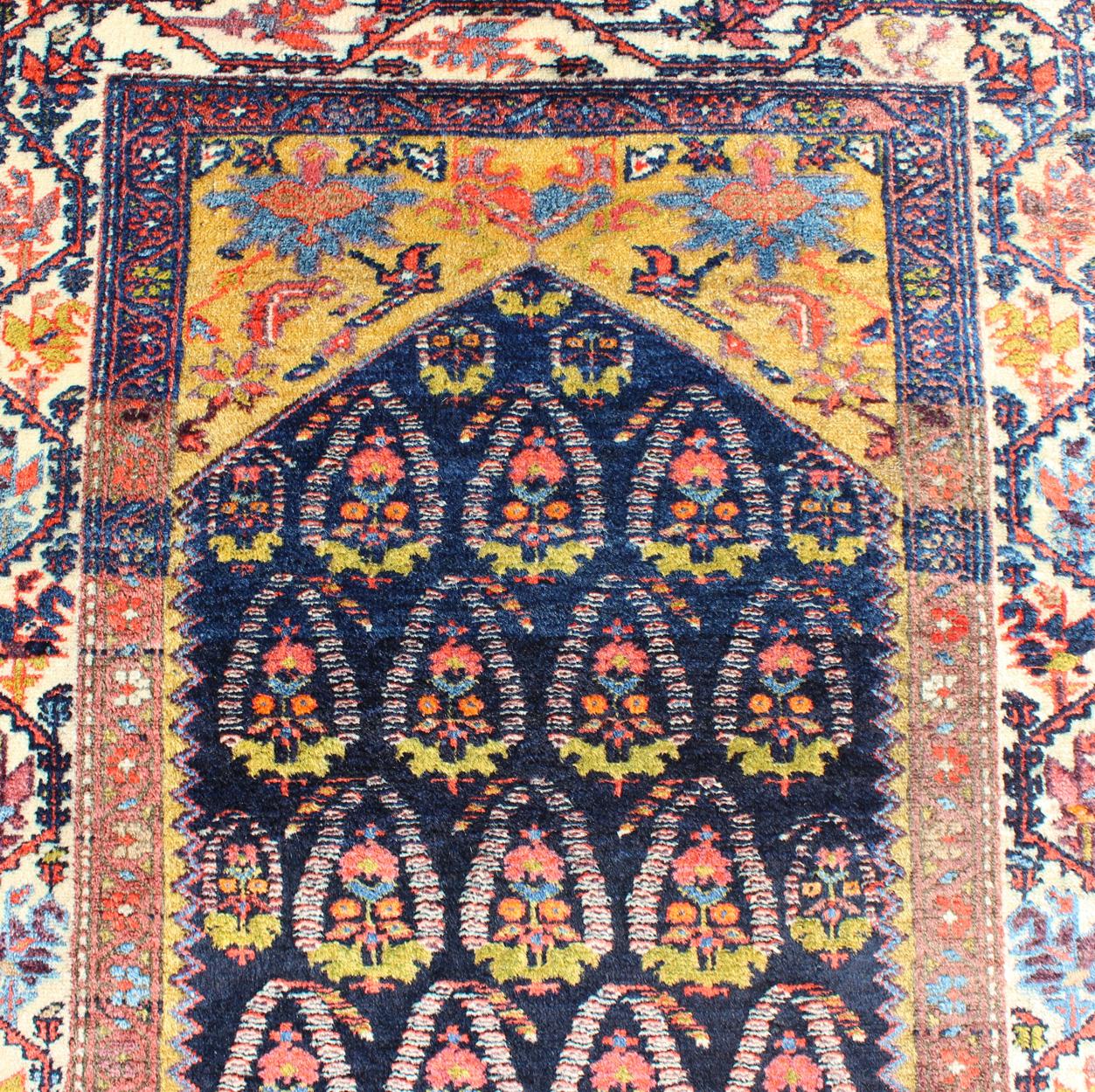 Long tapis de couloir tribal persan ancien Malayer bleu, rouge, vert, ivoire en vente 1