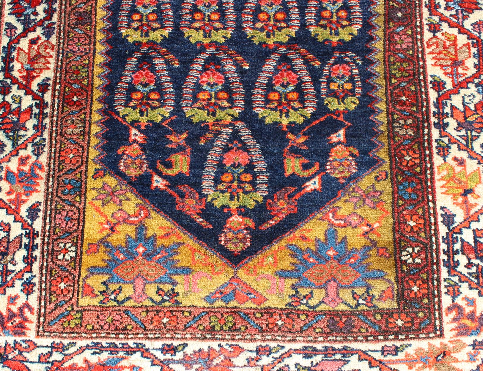 Long tapis de couloir tribal persan ancien Malayer bleu, rouge, vert, ivoire en vente 2