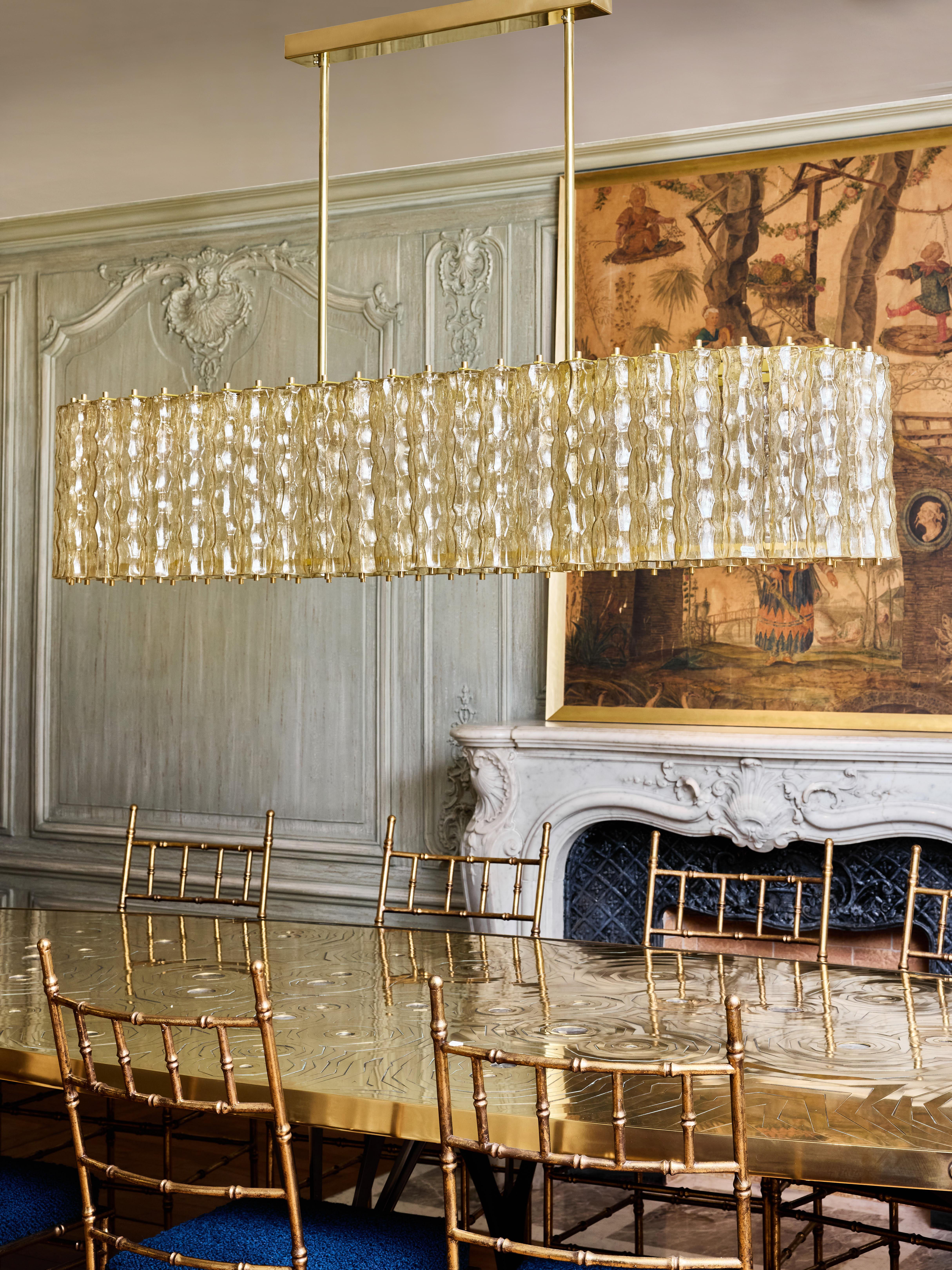 Elegante lampadario lungo in ottone con 