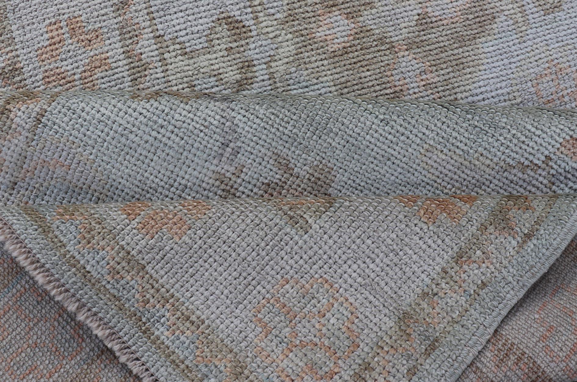 Langer türkischer Oushak-Läufer in Elfenbein mit verblasstem Grün und Terrakotta 2'10 x 21'0 im Angebot 3