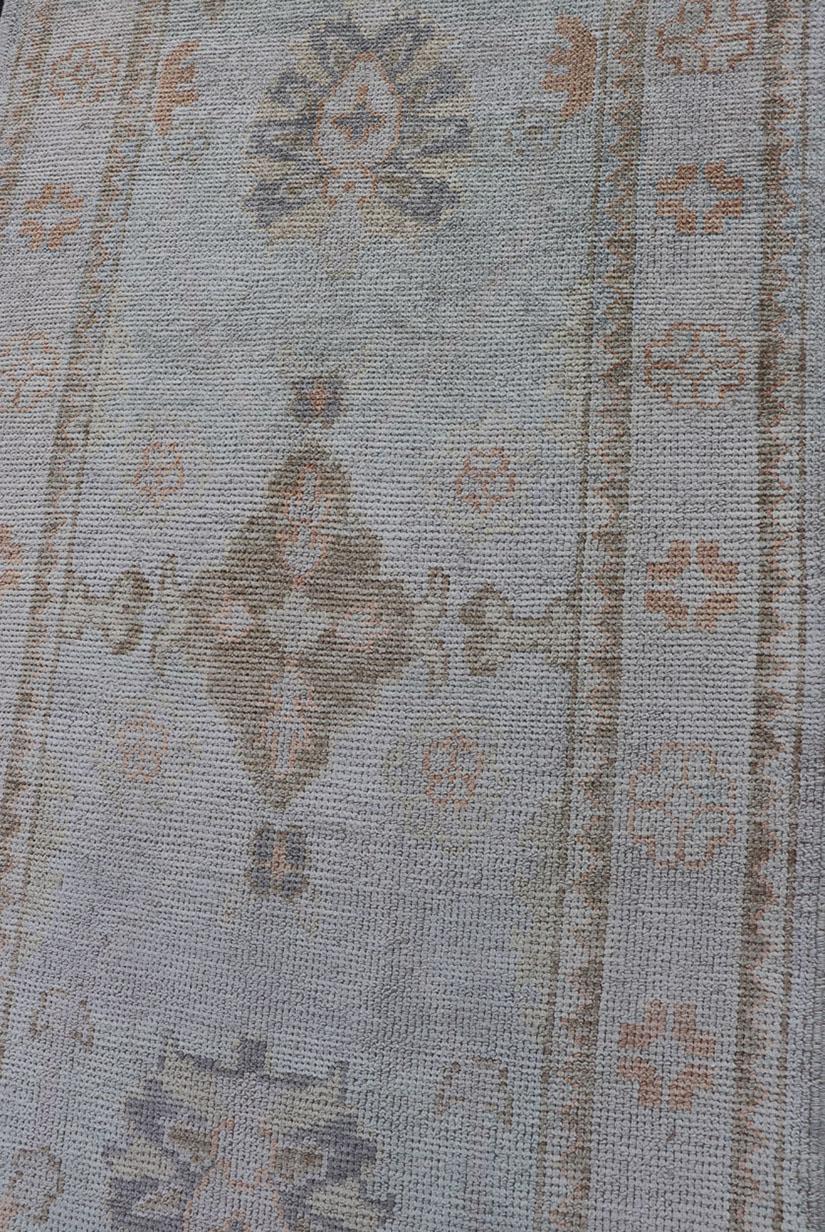 Langer türkischer Oushak-Läufer in Elfenbein mit verblasstem Grün und Terrakotta 2'10 x 21'0 im Angebot 4