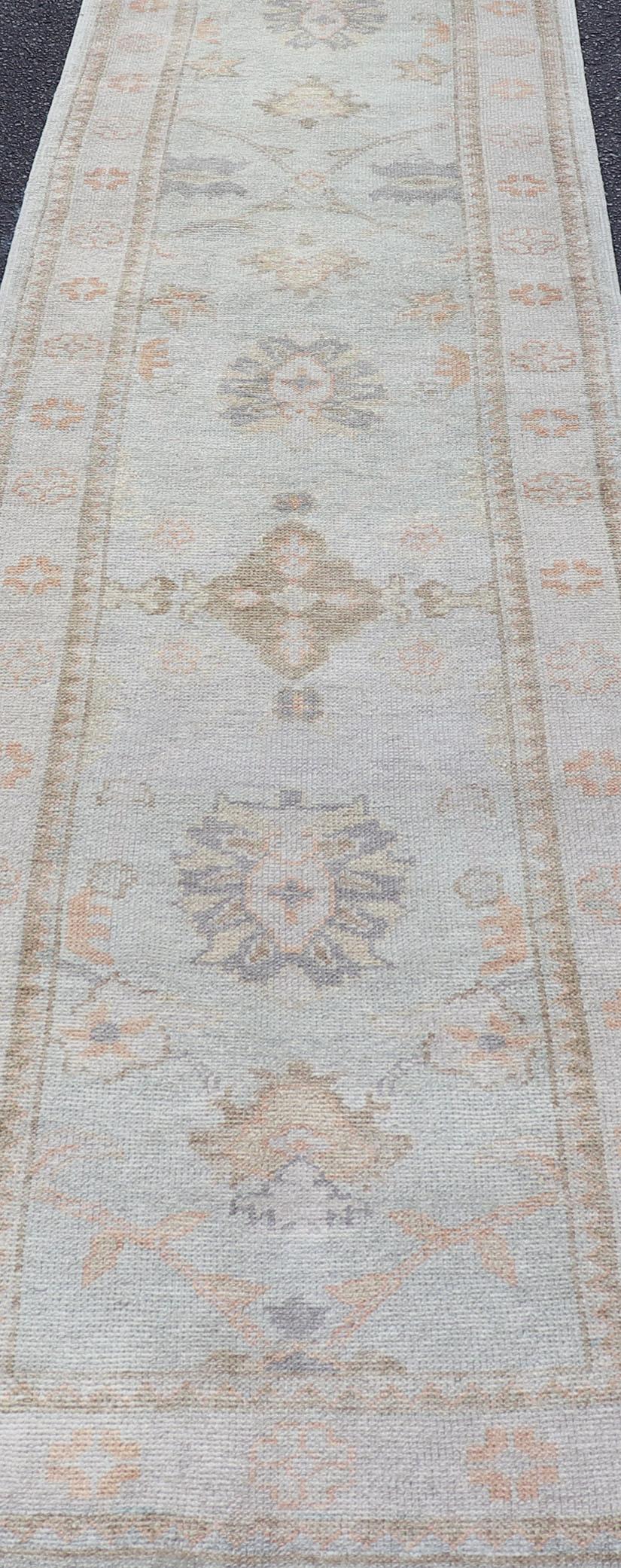 Langer türkischer Oushak-Läufer in Elfenbein mit verblasstem Grün und Terrakotta 2'10 x 21'0 im Angebot 5