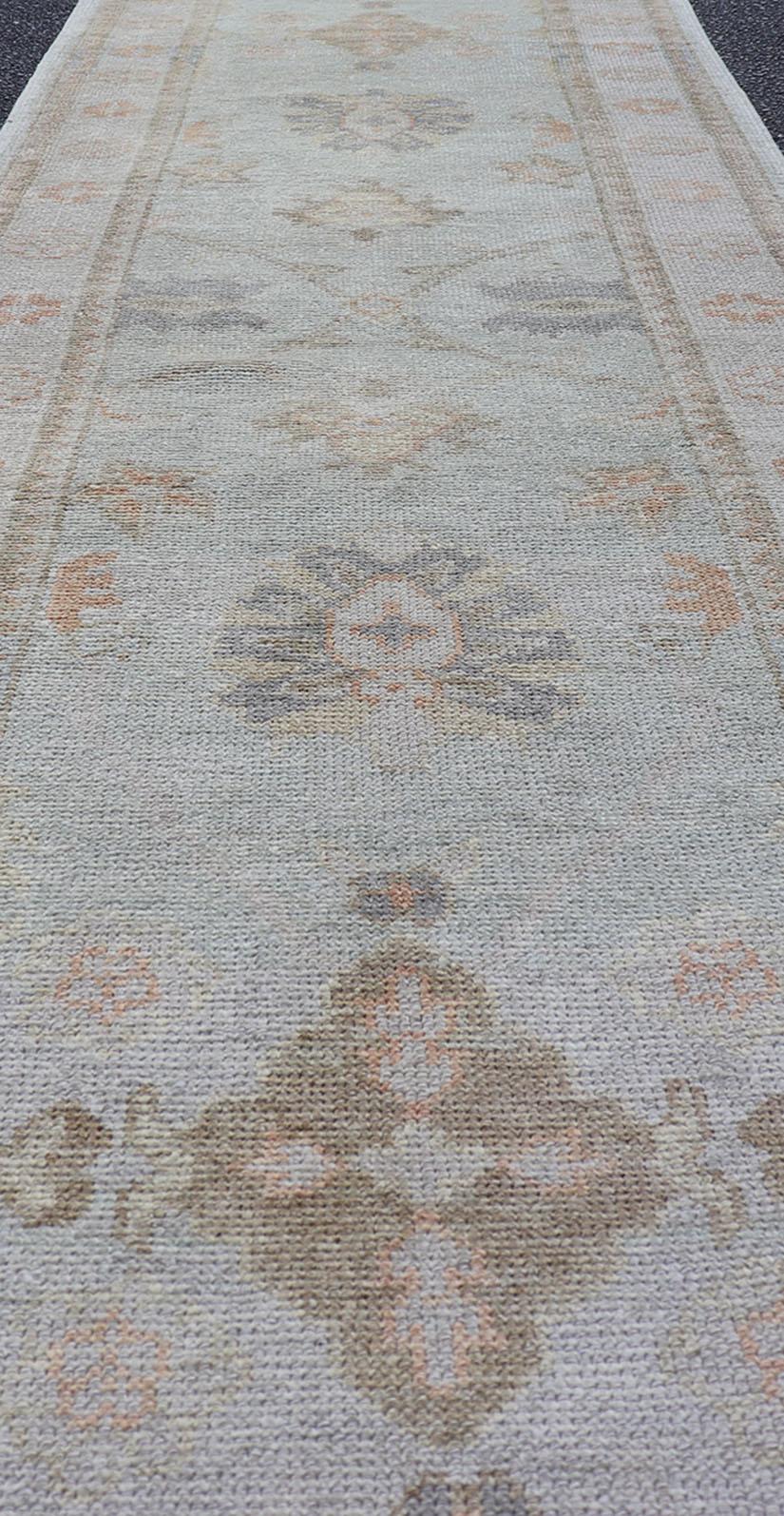 Langer türkischer Oushak-Läufer in Elfenbein mit verblasstem Grün und Terrakotta 2'10 x 21'0 im Angebot 6