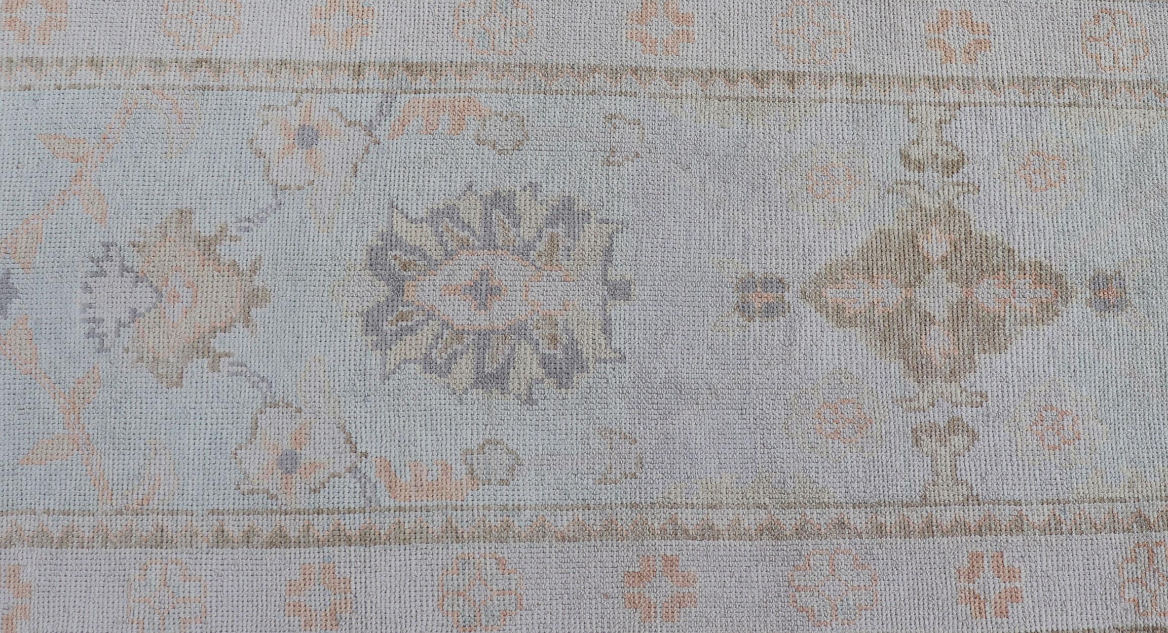 Maße: 2'10 x 21'0 

 Langer türkischer Oushak-Läufer in Elfenbein mit verblasstem Grün und Terrakotta 2'10 x 21'0. Keivan Woven Arts. Teppich /EN-5020 / Frühes 21. Jahrhundert, Türkisch Oushak.

Dieser lange türkische Oushak-Läufer ist handgeknüpft