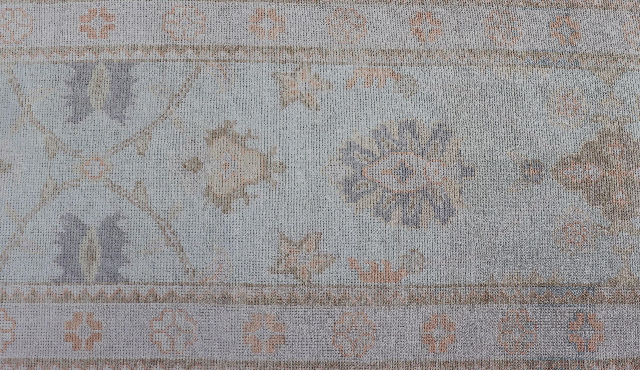 Langer türkischer Oushak-Läufer in Elfenbein mit verblasstem Grün und Terrakotta 2'10 x 21'0 (Türkisch) im Angebot