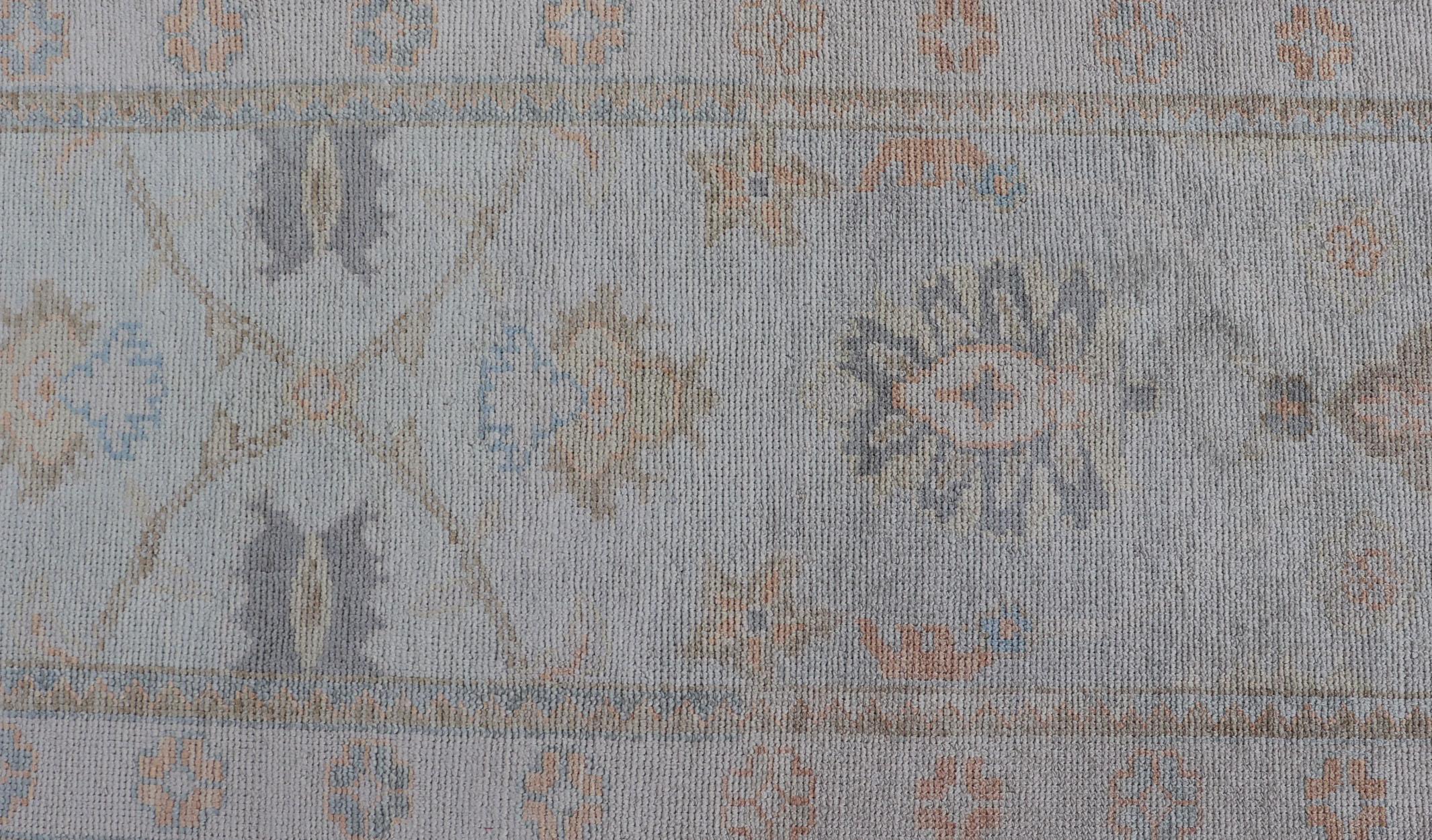 Langer türkischer Oushak-Läufer in Elfenbein mit verblasstem Grün und Terrakotta 2'10 x 21'0 (Handgeknüpft) im Angebot