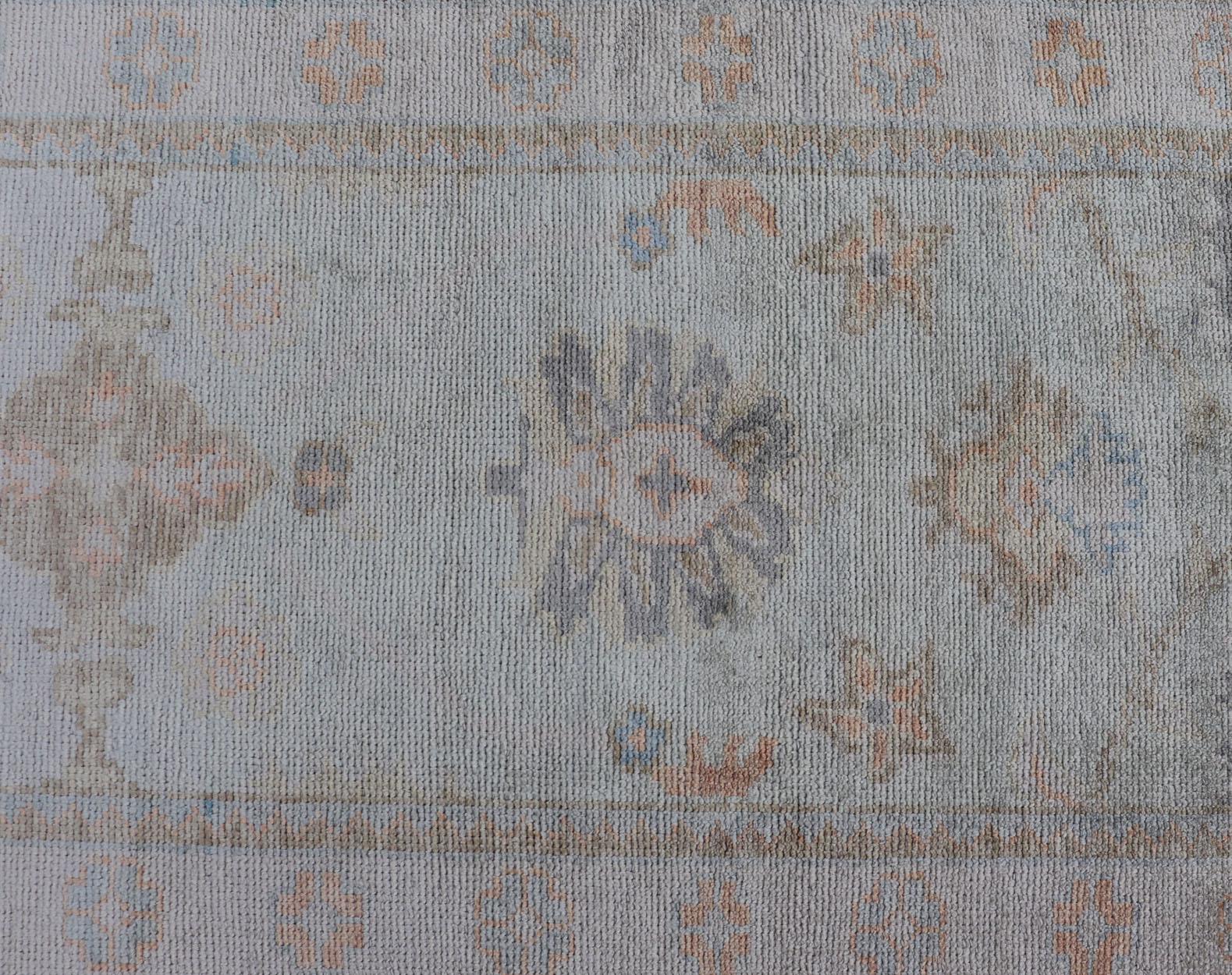 Langer türkischer Oushak-Läufer in Elfenbein mit verblasstem Grün und Terrakotta 2'10 x 21'0 im Zustand „Hervorragend“ im Angebot in Atlanta, GA