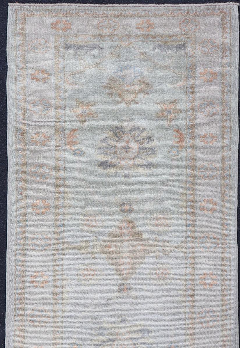 Langer türkischer Oushak-Läufer in Elfenbein mit verblasstem Grün und Terrakotta 2'10 x 21'0 (21. Jahrhundert und zeitgenössisch) im Angebot