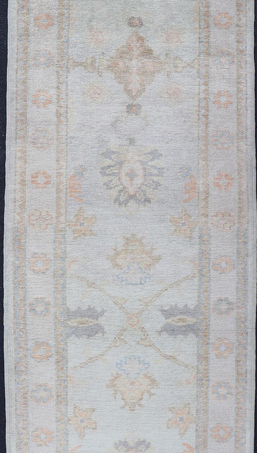 Langer türkischer Oushak-Läufer in Elfenbein mit verblasstem Grün und Terrakotta 2'10 x 21'0 (Wolle) im Angebot