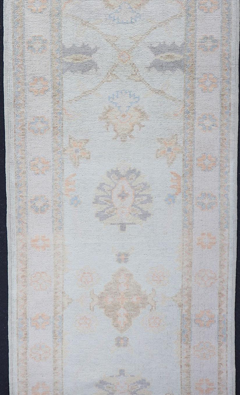 Langer türkischer Oushak-Läufer in Elfenbein mit verblasstem Grün und Terrakotta 2'10 x 21'0 im Angebot 1