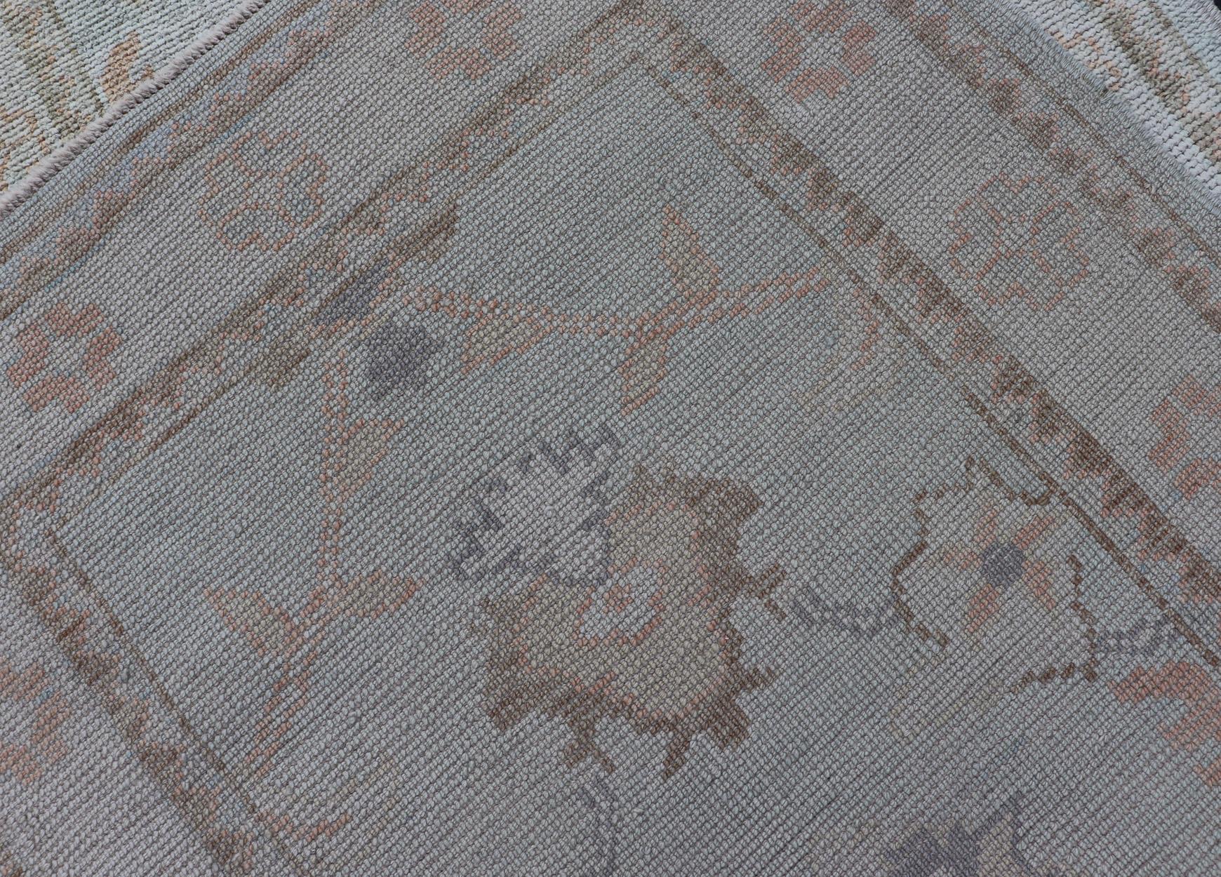 Langer türkischer Oushak-Läufer in Elfenbein mit verblasstem Grün und Terrakotta 2'10 x 21'0 im Angebot 2