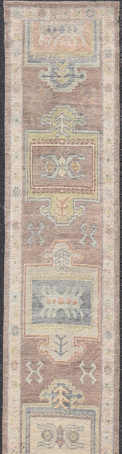 Lungo tappeto turco Oushak in color taupe chiaro con motivi blu e verde tenue